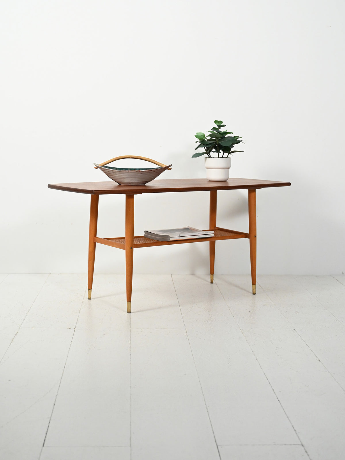 Coffee table scandinavo vintage in teak con piano a barchetta