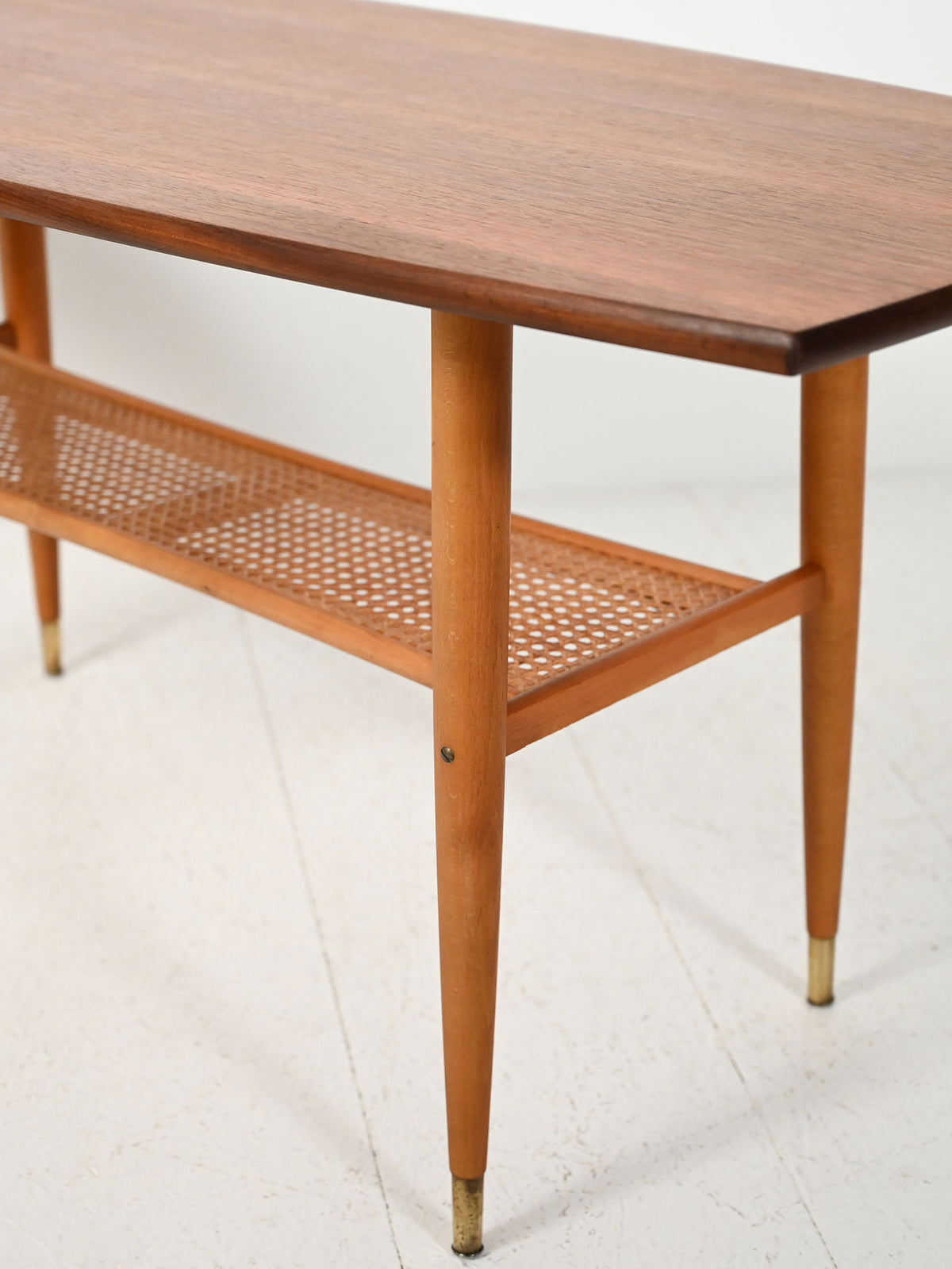 Coffee table scandinavo vintage in teak con piano a barchetta 3