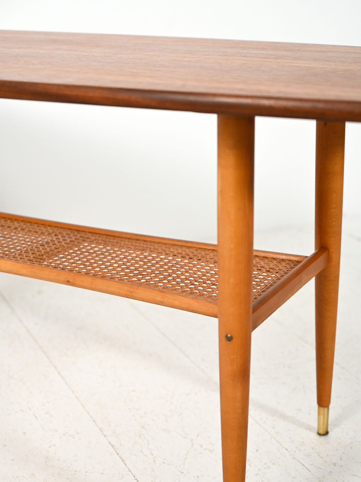 Coffee table scandinavo vintage in teak con piano a barchetta 5