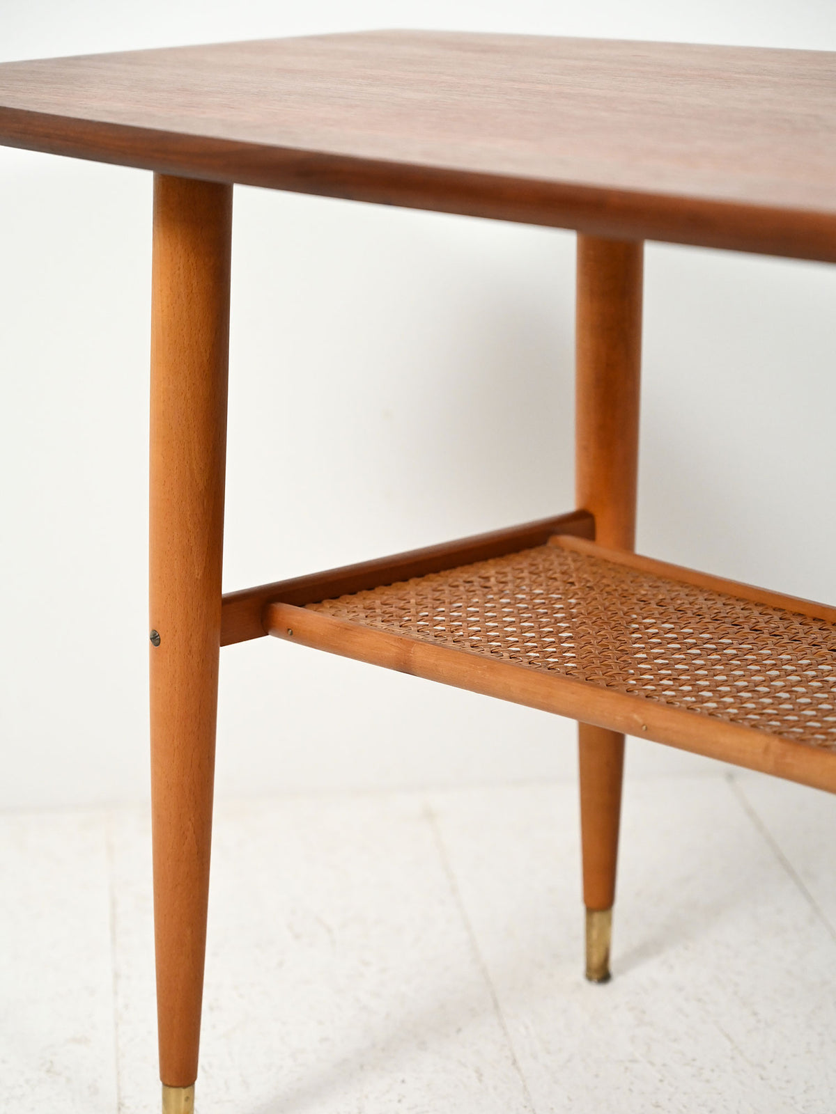 Coffee table scandinavo vintage in teak con piano a barchetta 6