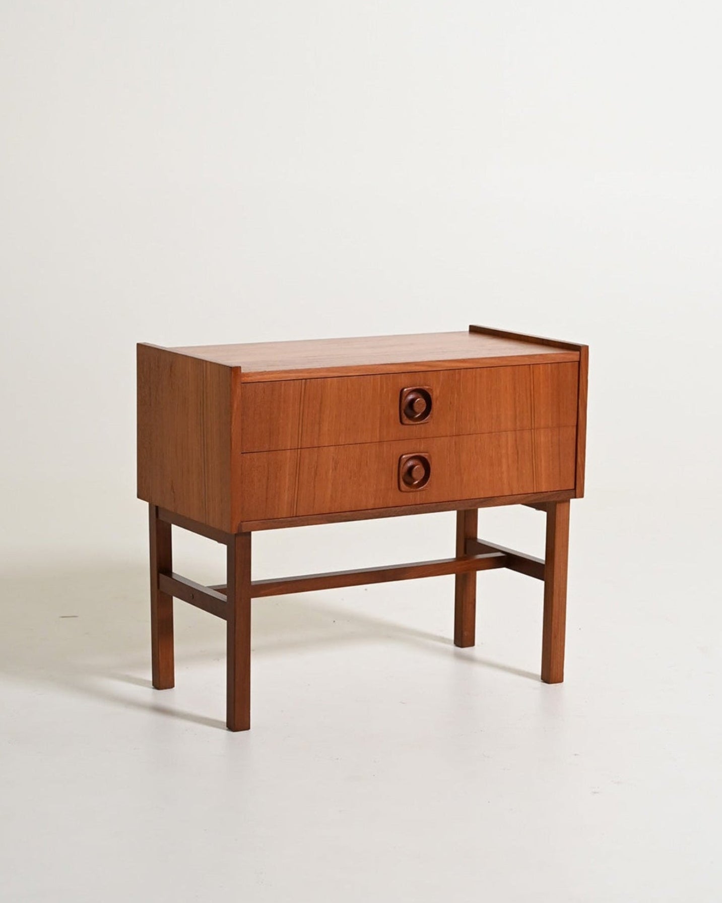Comodino scandinavo con due cassetti, anni '60