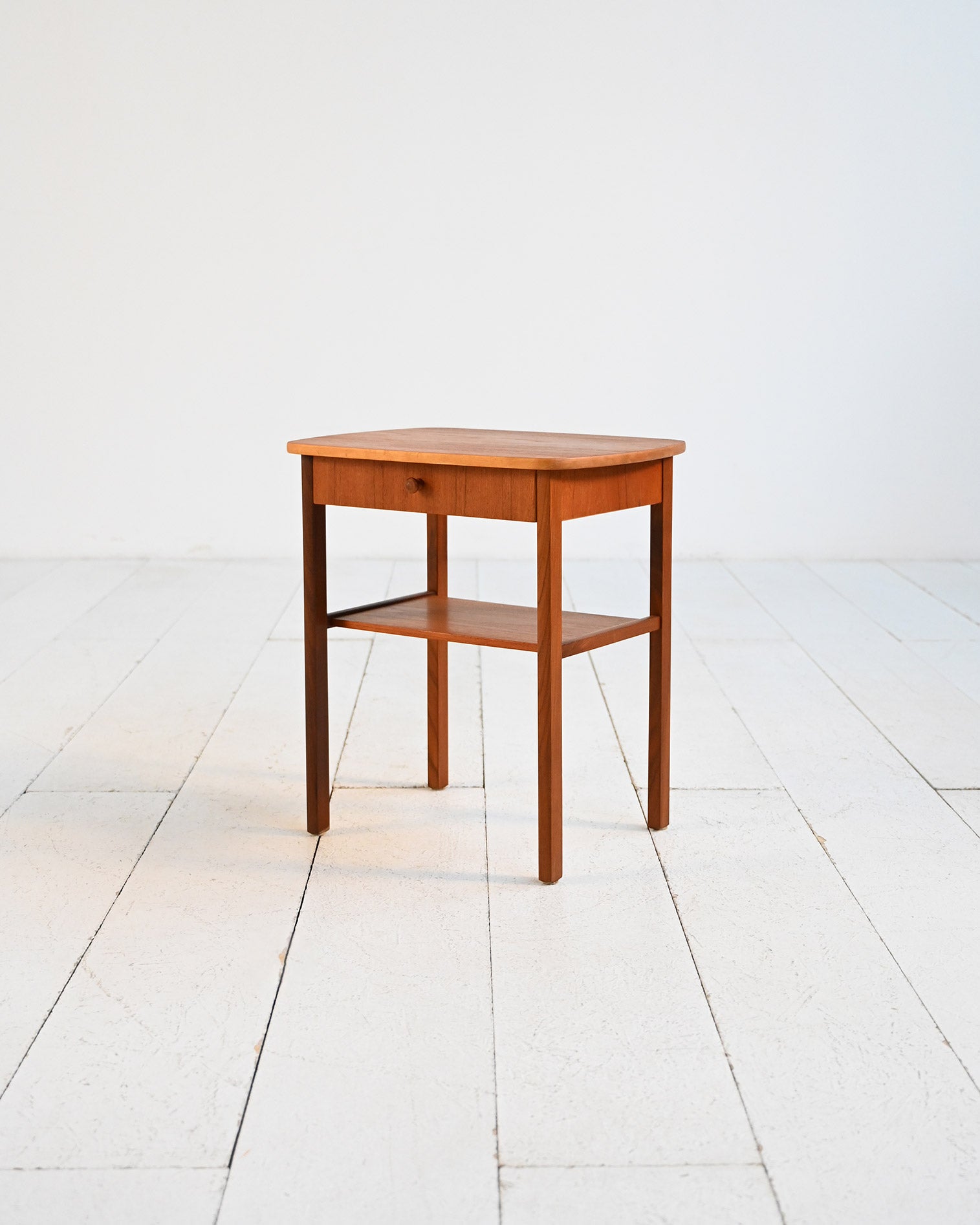 Comodino scandinavo in teak dalle linee classiche, anni ’60 1