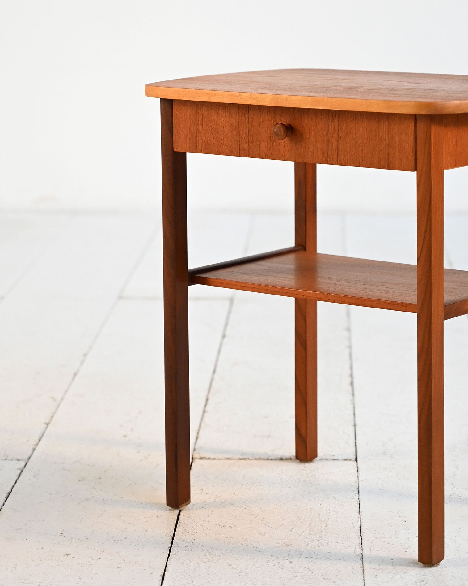 Comodino scandinavo in teak dalle linee classiche, anni ’60 3