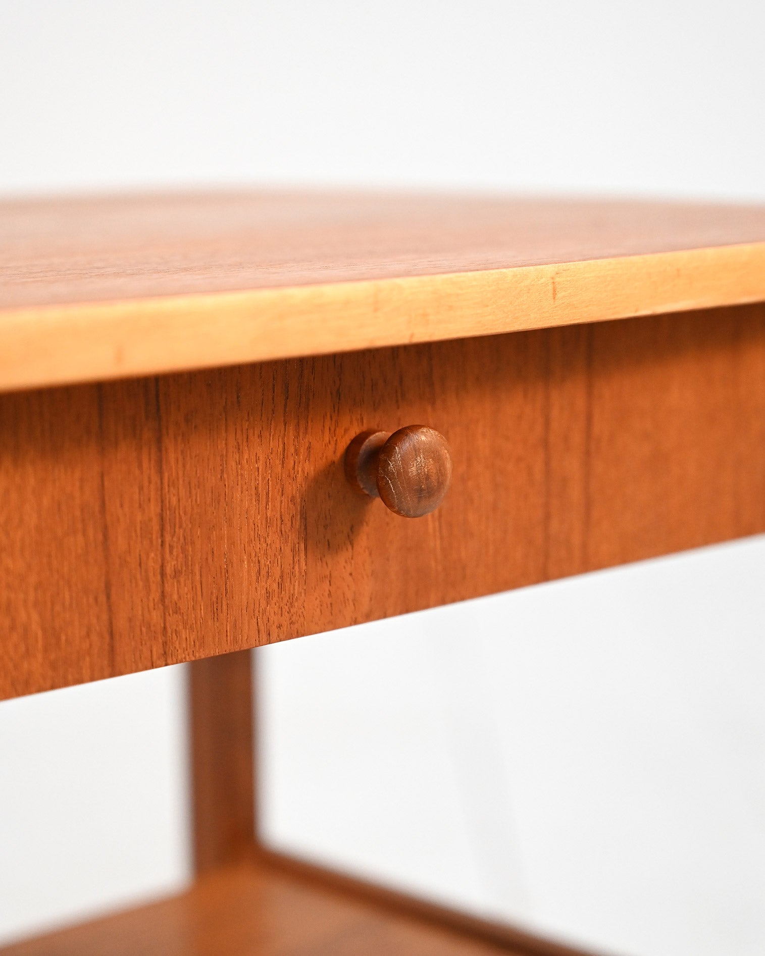 Comodino scandinavo in teak dalle linee classiche, anni ’60 4