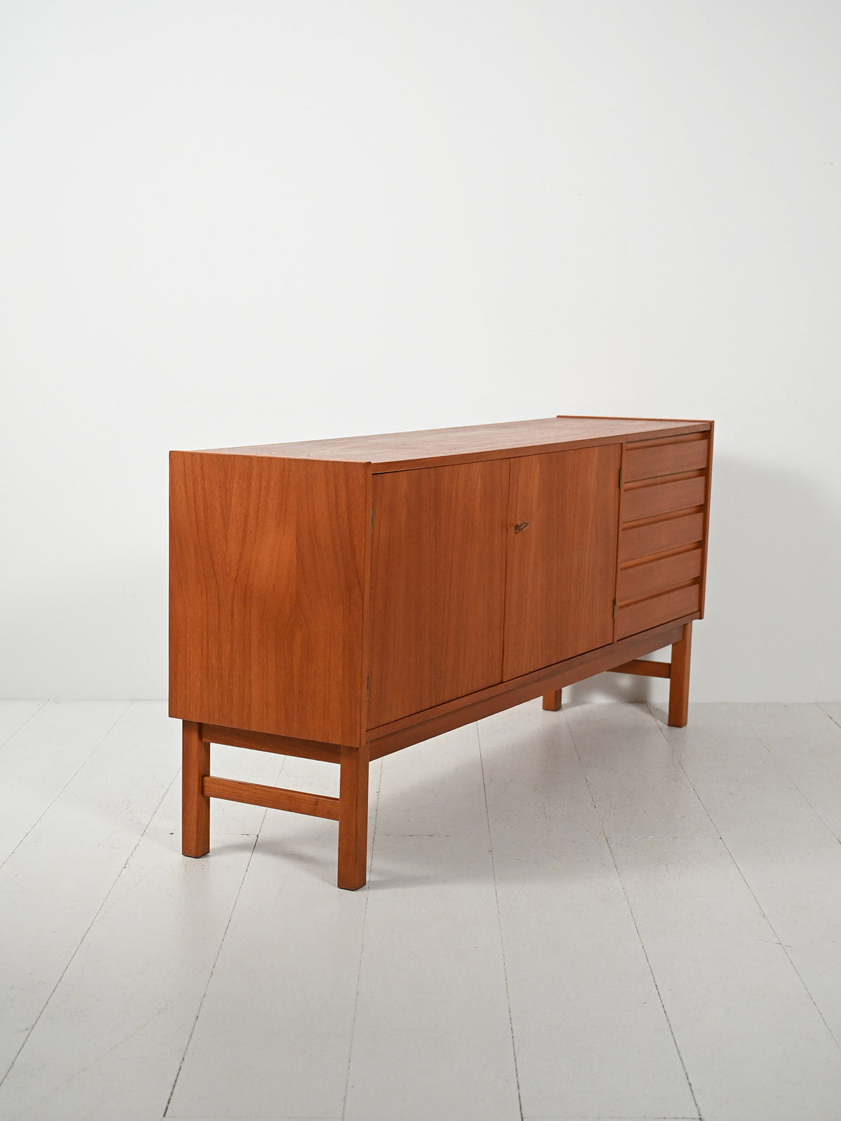 Sideboard scandinavo anni 60 dalle linee geometriche 3