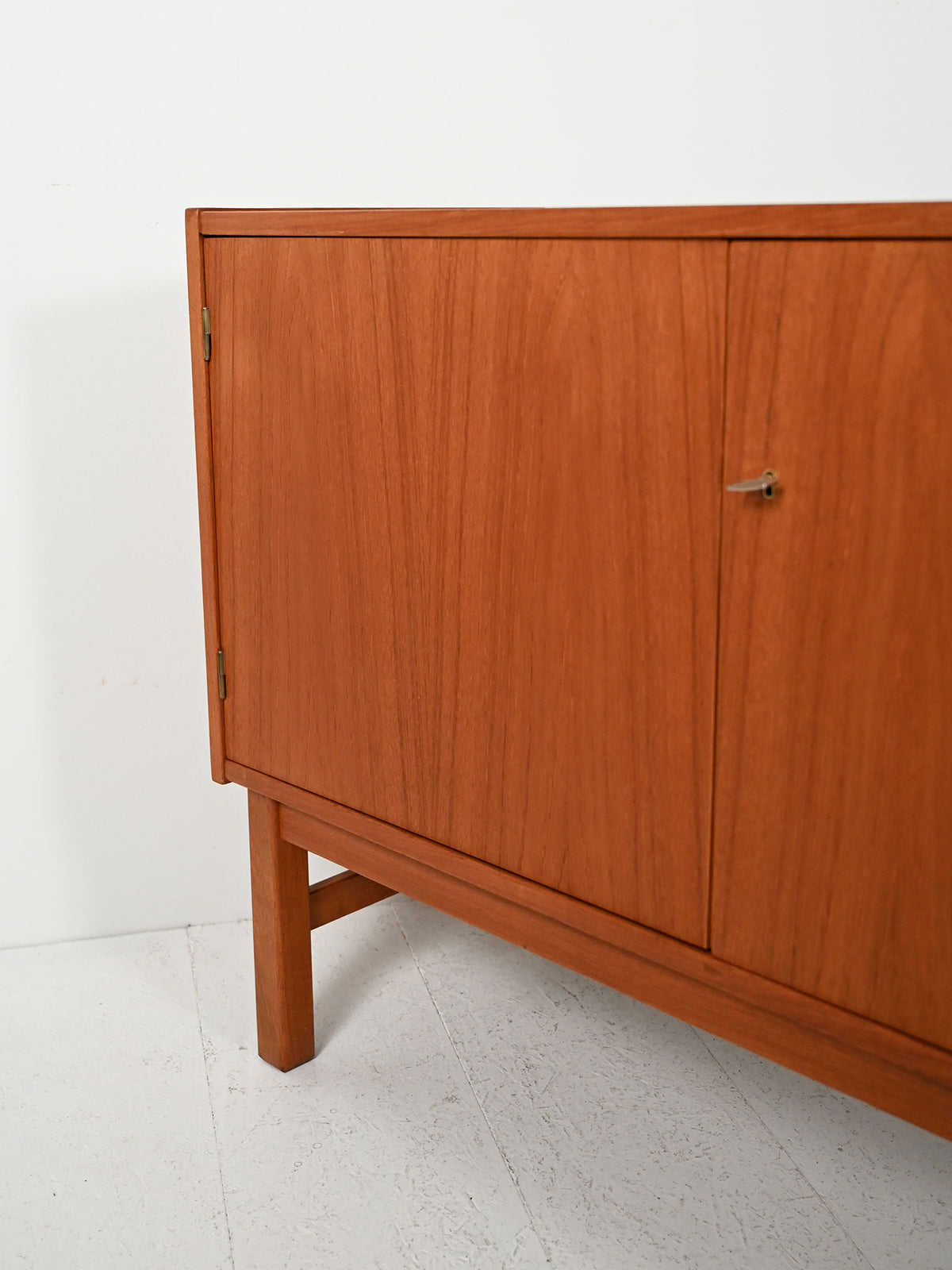 Sideboard scandinavo anni 60 dalle linee geometriche 5