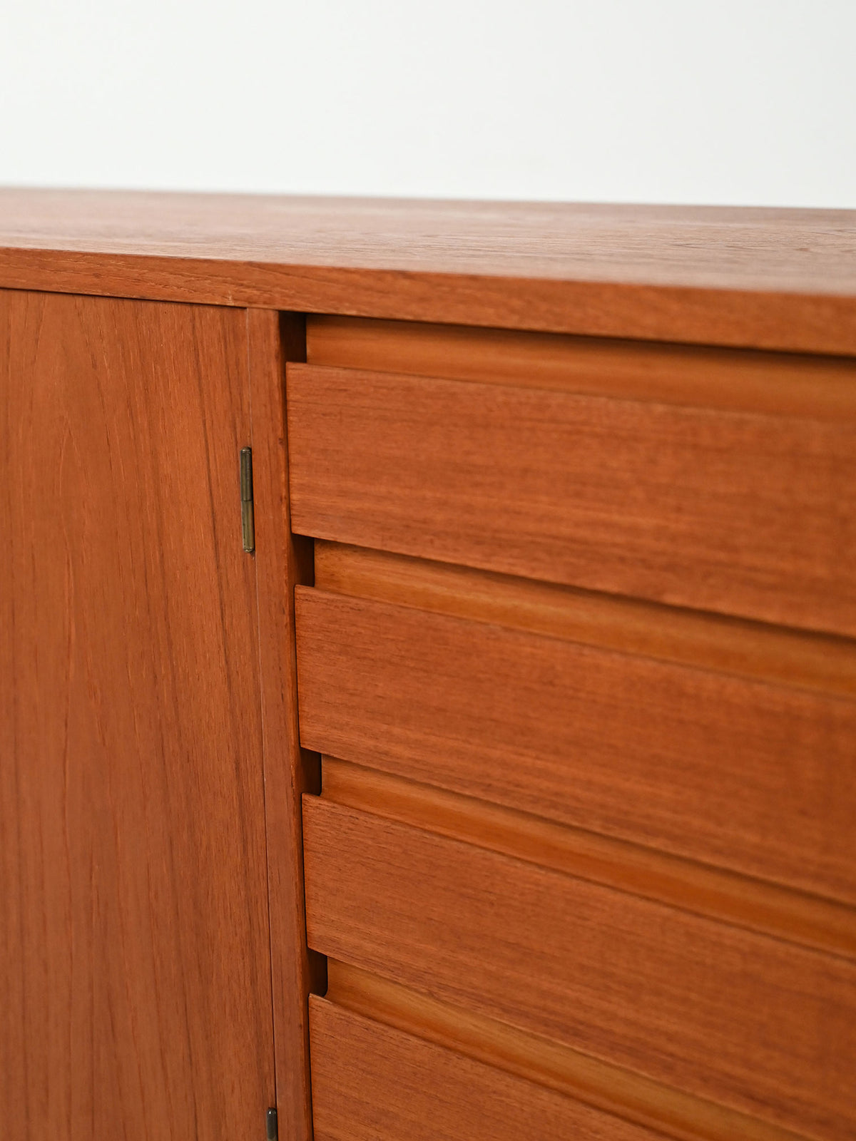 Sideboard scandinavo anni 60 dalle linee geometriche 6