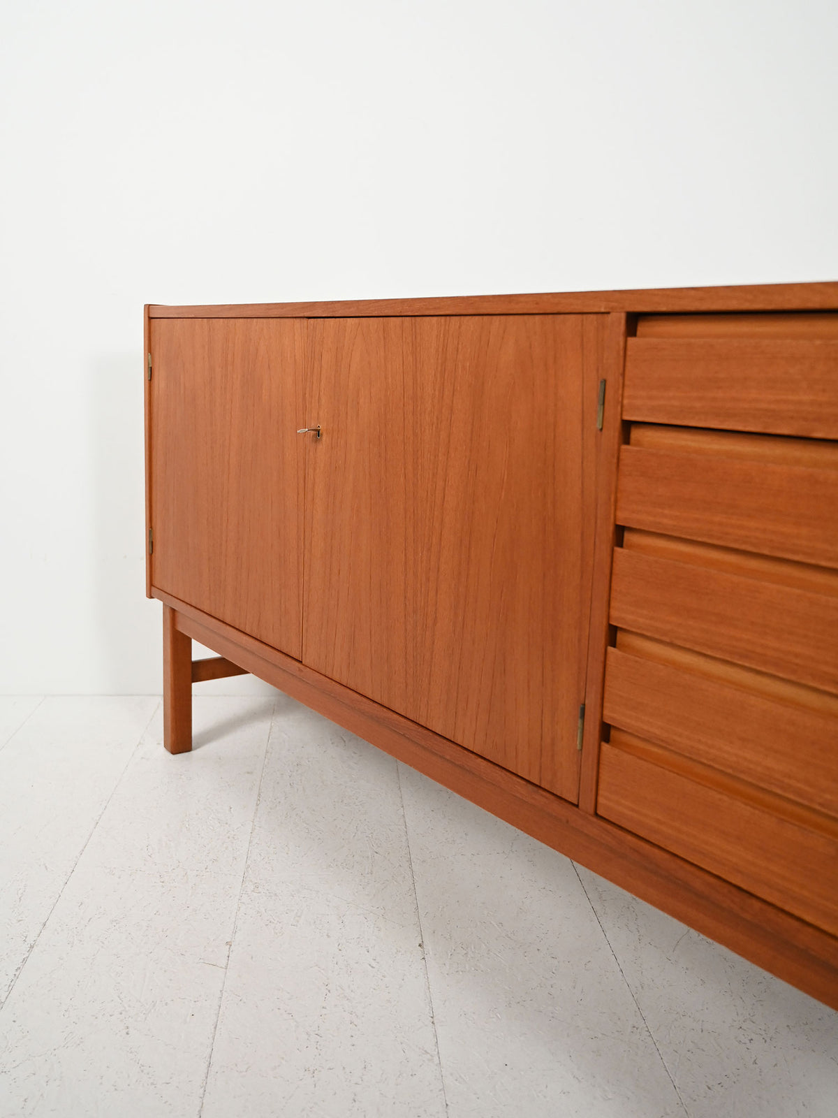 Sideboard scandinavo anni 60 dalle linee geometriche 8