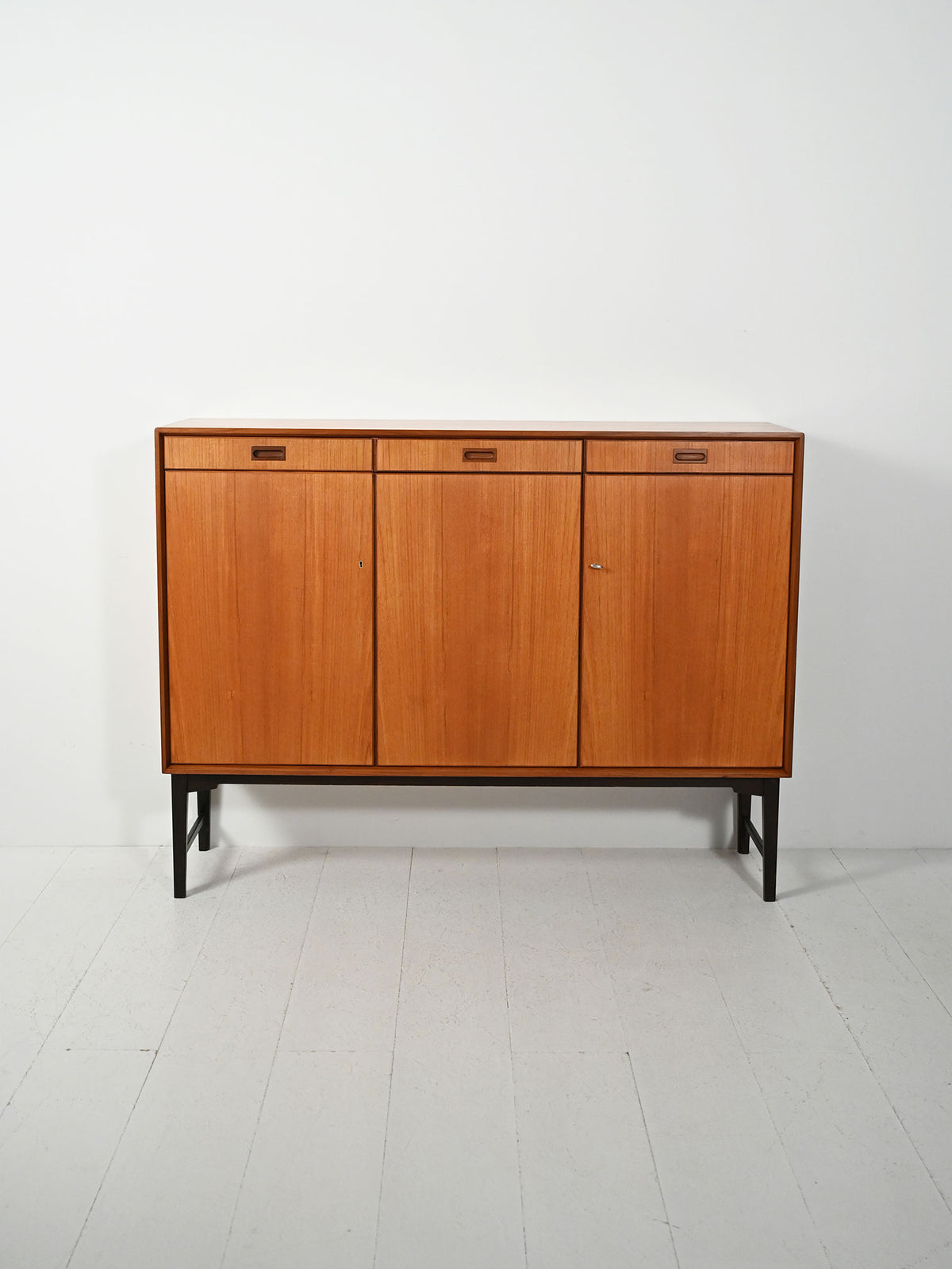 Highboard scandinavo anni 60–70 di “Skaraborgs” 1