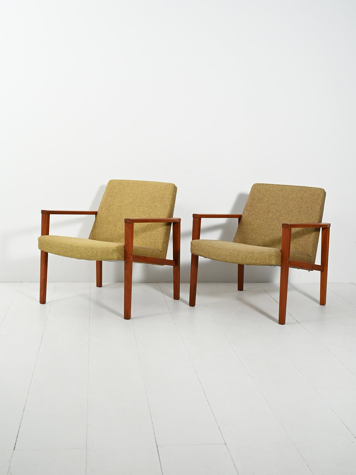 Coppia di poltrone danesi in teak con tappezzeria verde 1