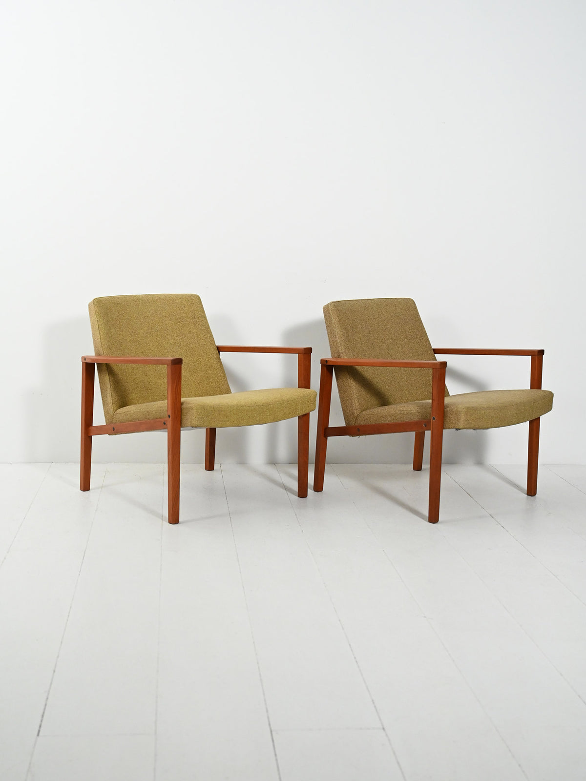 Coppia di poltrone danesi in teak con tappezzeria verde 2