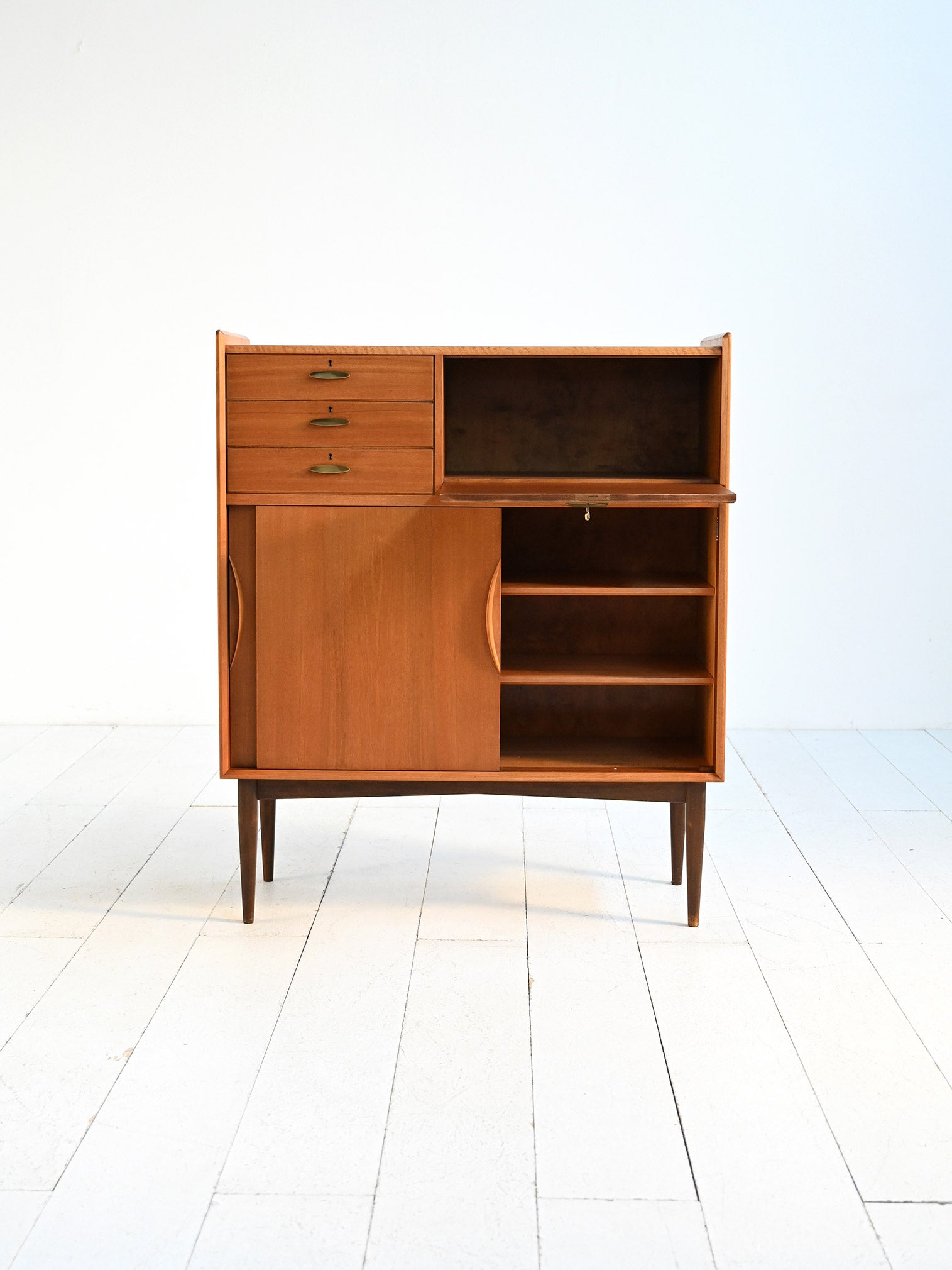 Cabinet danese anni ’50 con maniglie in ottone 1