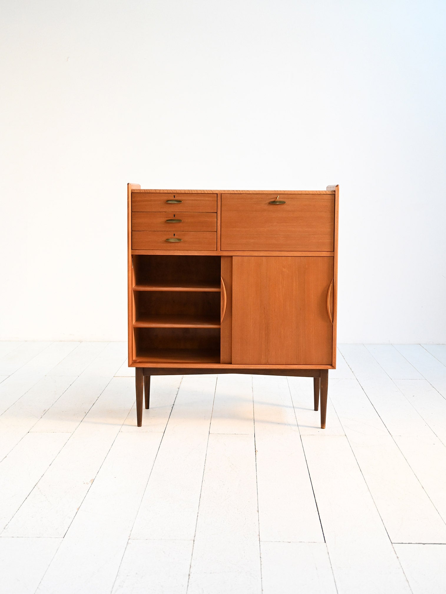 Cabinet danese anni ’50 con maniglie in ottone 2