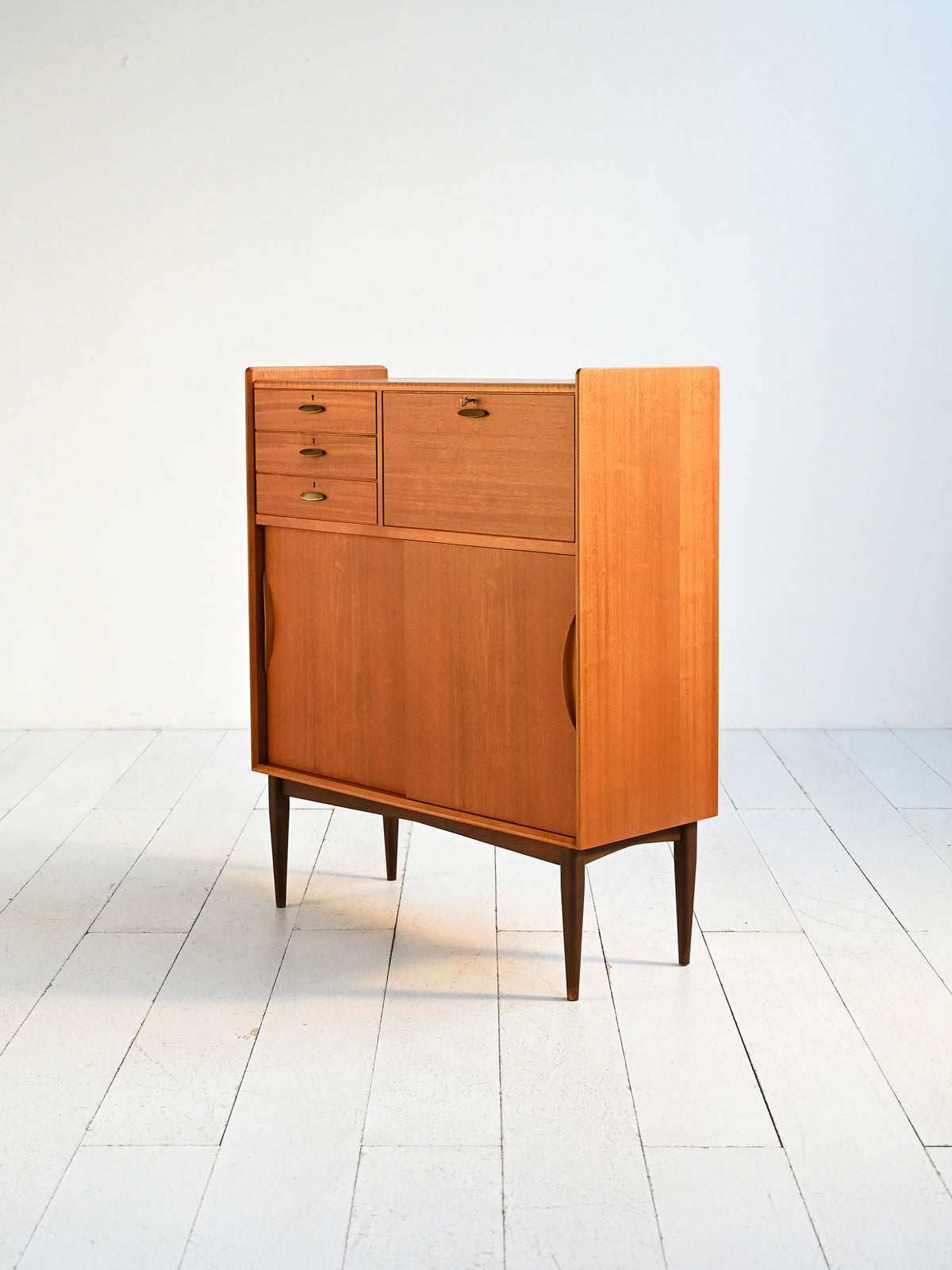 Cabinet danese anni ’50 con maniglie in ottone 3