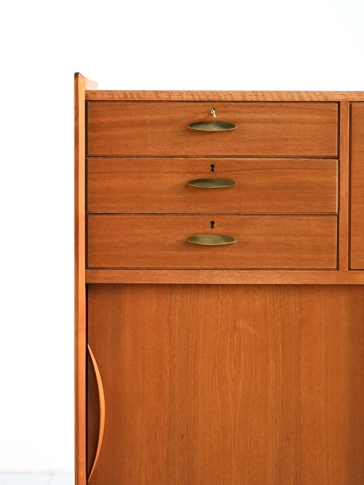 Cabinet danese anni ’50 con maniglie in ottone 5