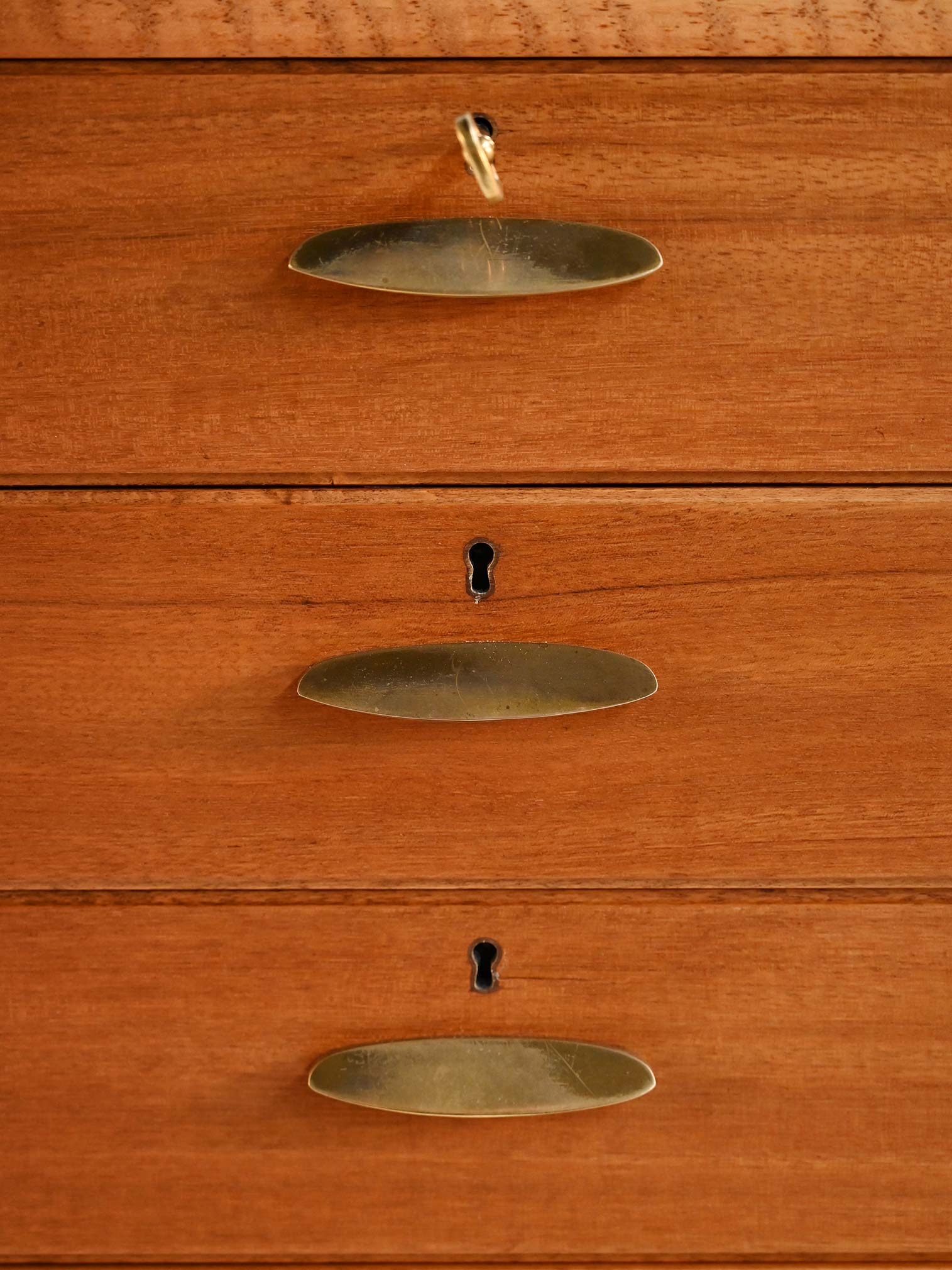 Cabinet danese anni ’50 con maniglie in ottone 6