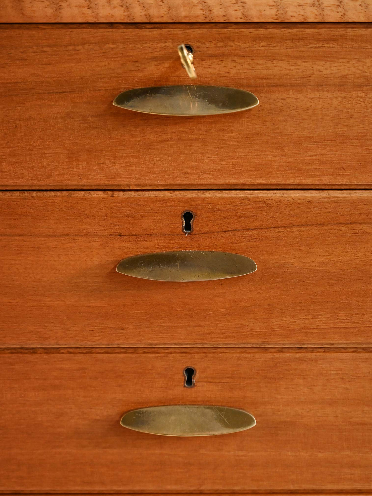 Cabinet danese anni ’50 con maniglie in ottone 6