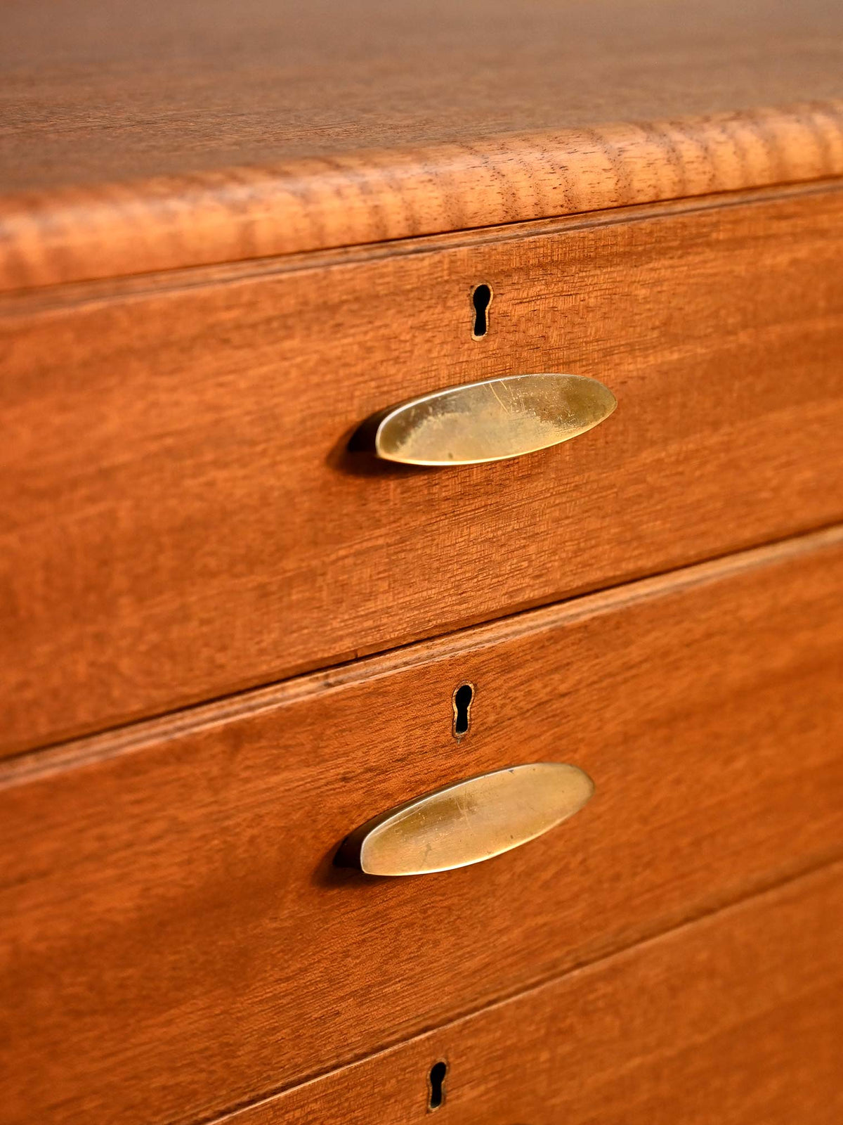 Cabinet danese anni ’50 con maniglie in ottone 8