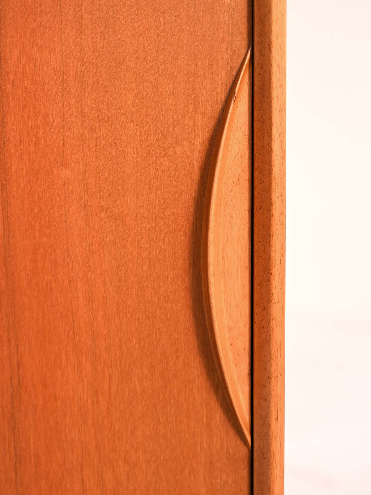 Cabinet danese anni ’50 con maniglie in ottone 10