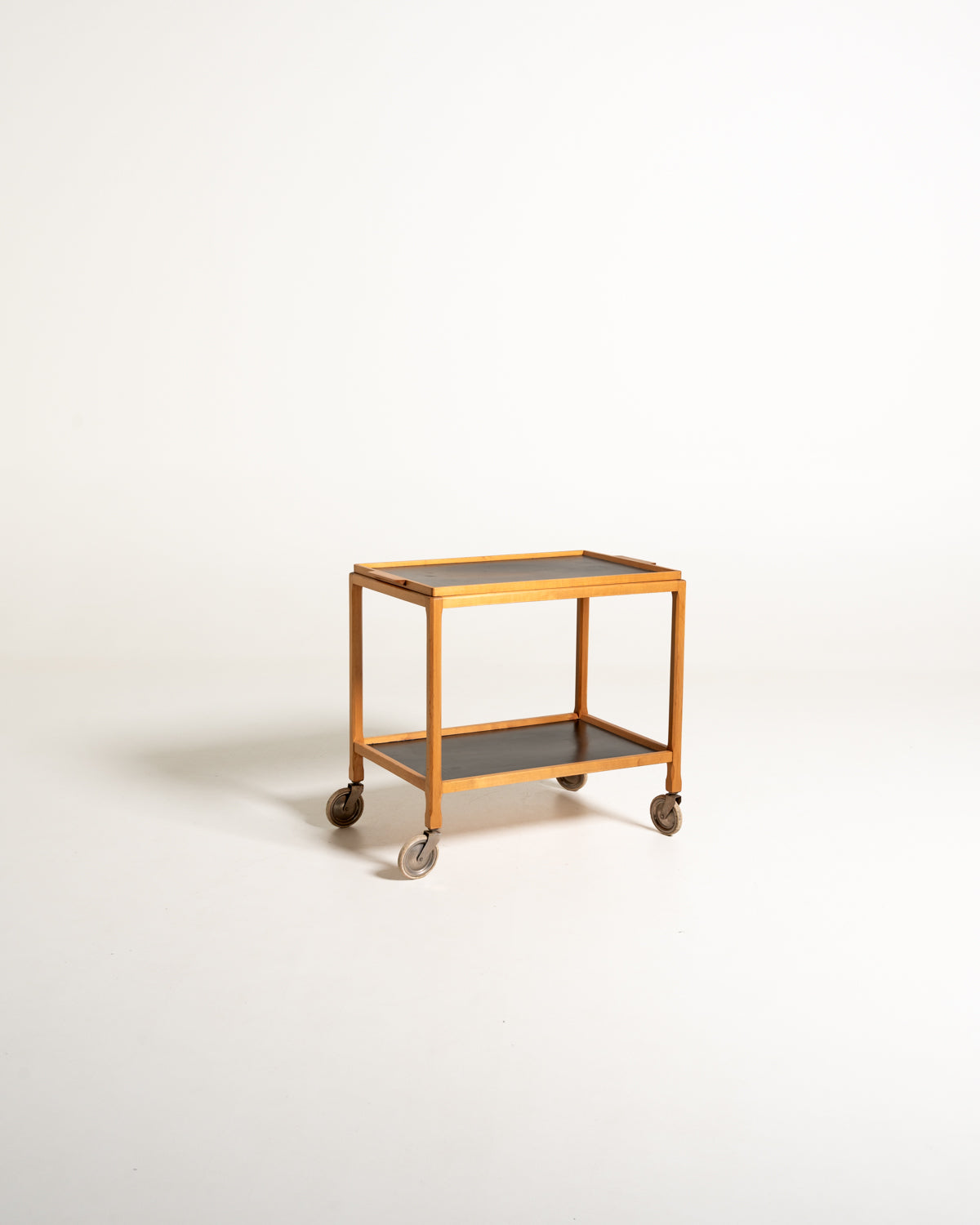 Carrello scandinavo con ripiani neri e vassoio rimovibile