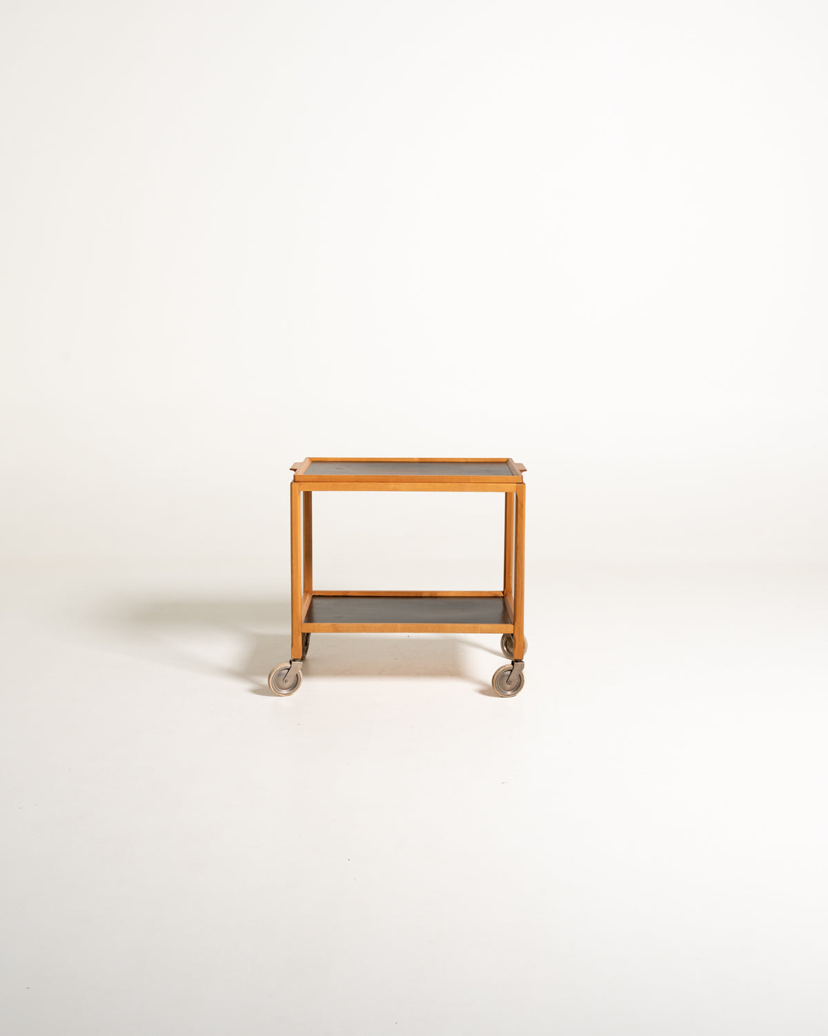 Carrello scandinavo con ripiani neri e vassoio rimovibile