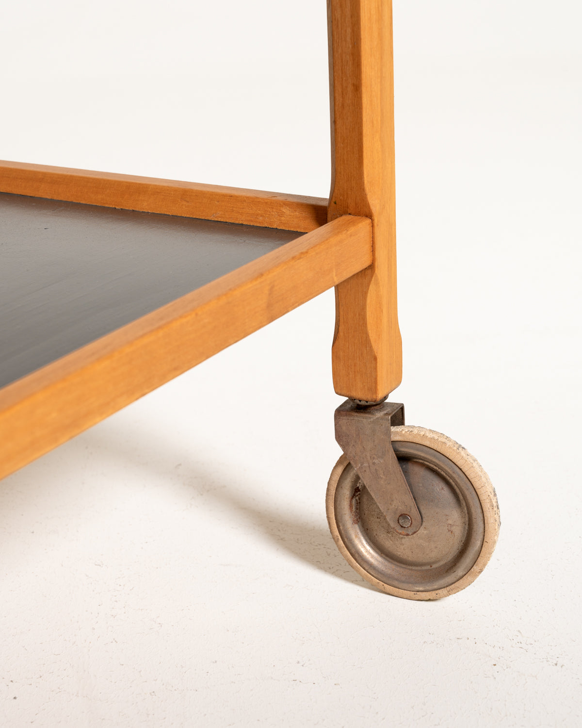 Carrello scandinavo con ripiani neri e vassoio rimovibile