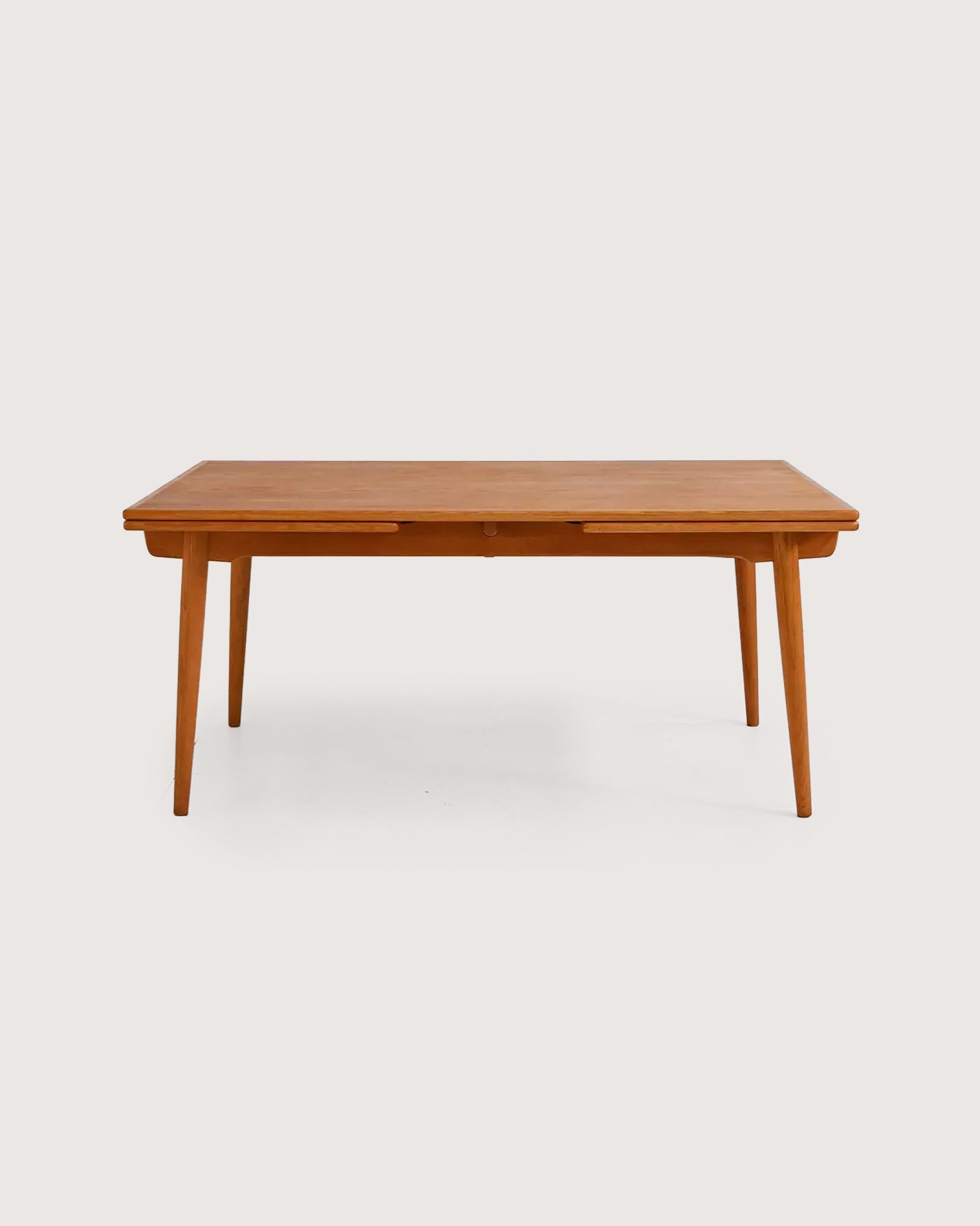 Tavolo allungabile modello “AT 312” di Hans J. Wegner