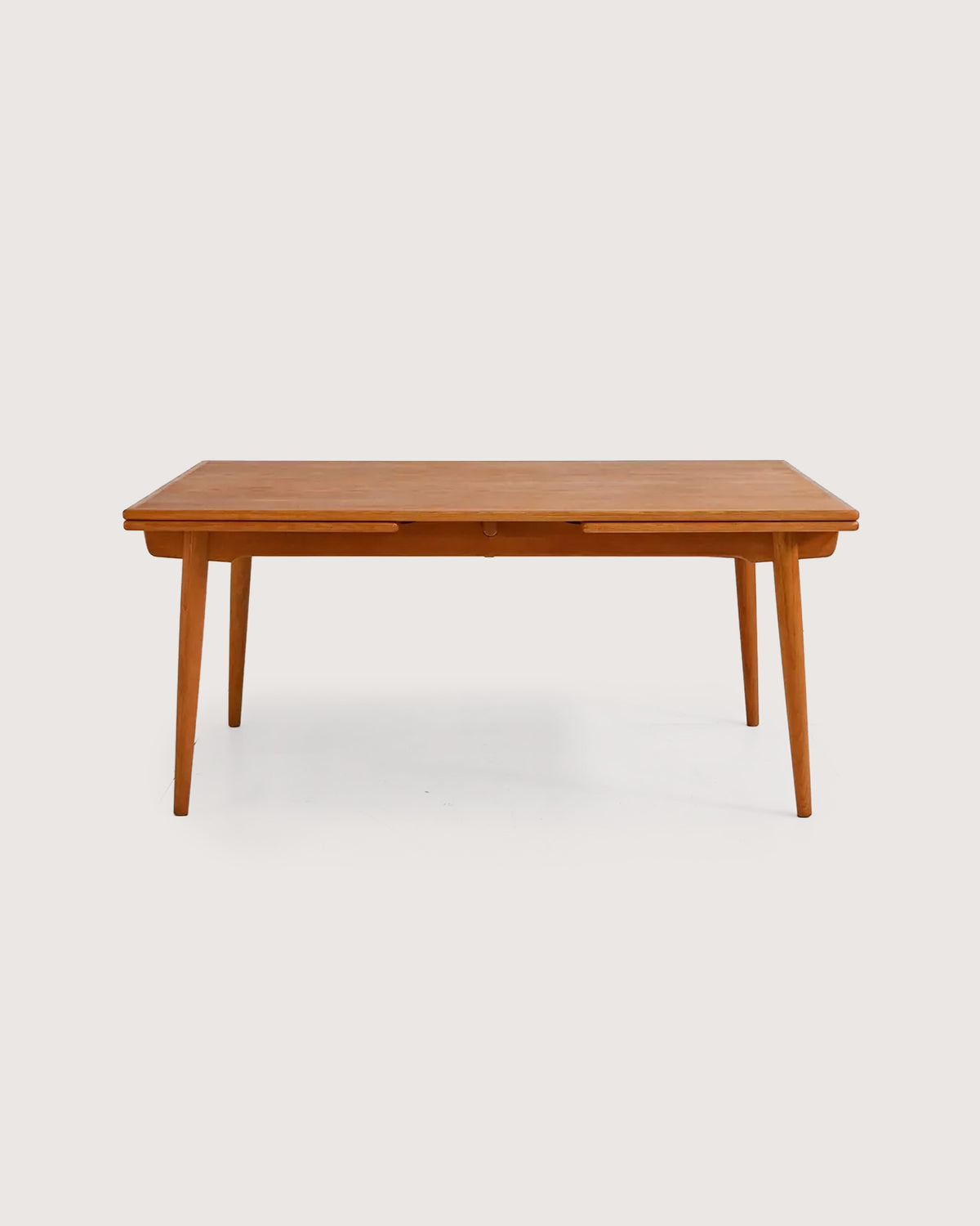 Tavolo allungabile modello “AT 312” di Hans J. Wegner