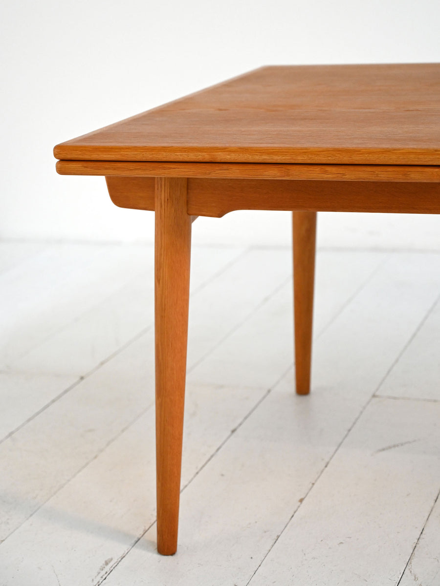 Tavolo allungabile modello “AT 312” di Hans J. Wegner