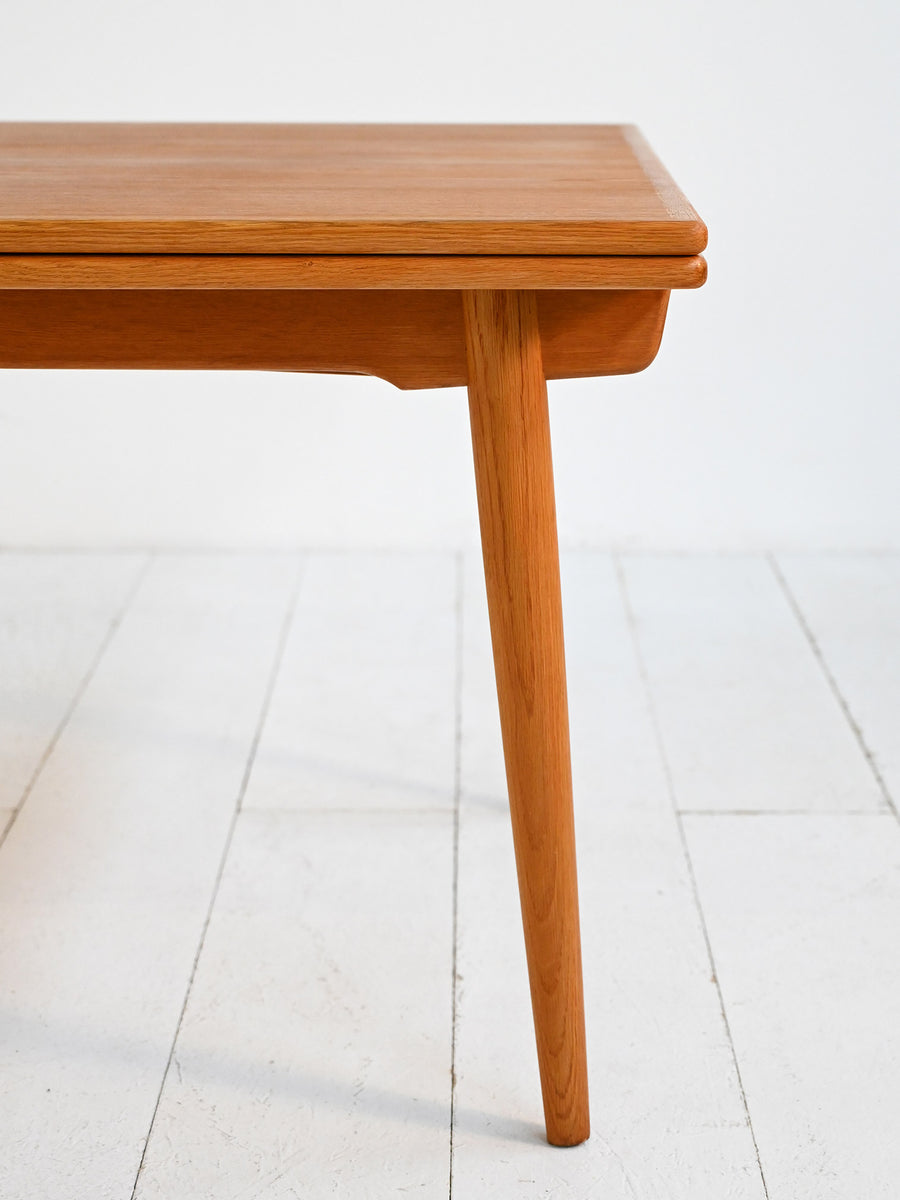 Tavolo allungabile modello “AT 312” di Hans J. Wegner