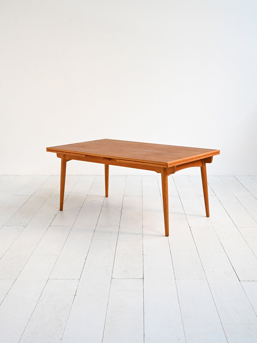 Tavolo allungabile modello “AT 312” di Hans J. Wegner
