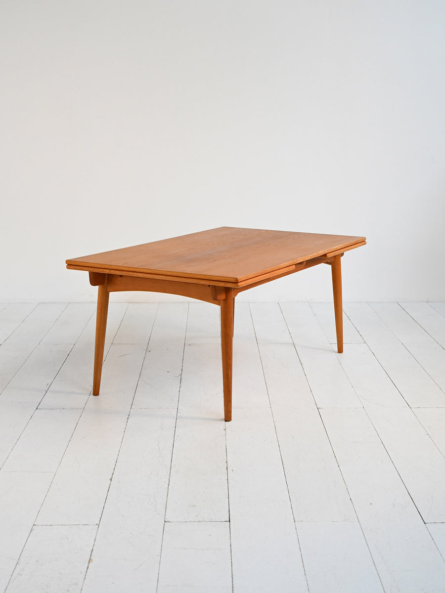 Tavolo allungabile modello “AT 312” di Hans J. Wegner
