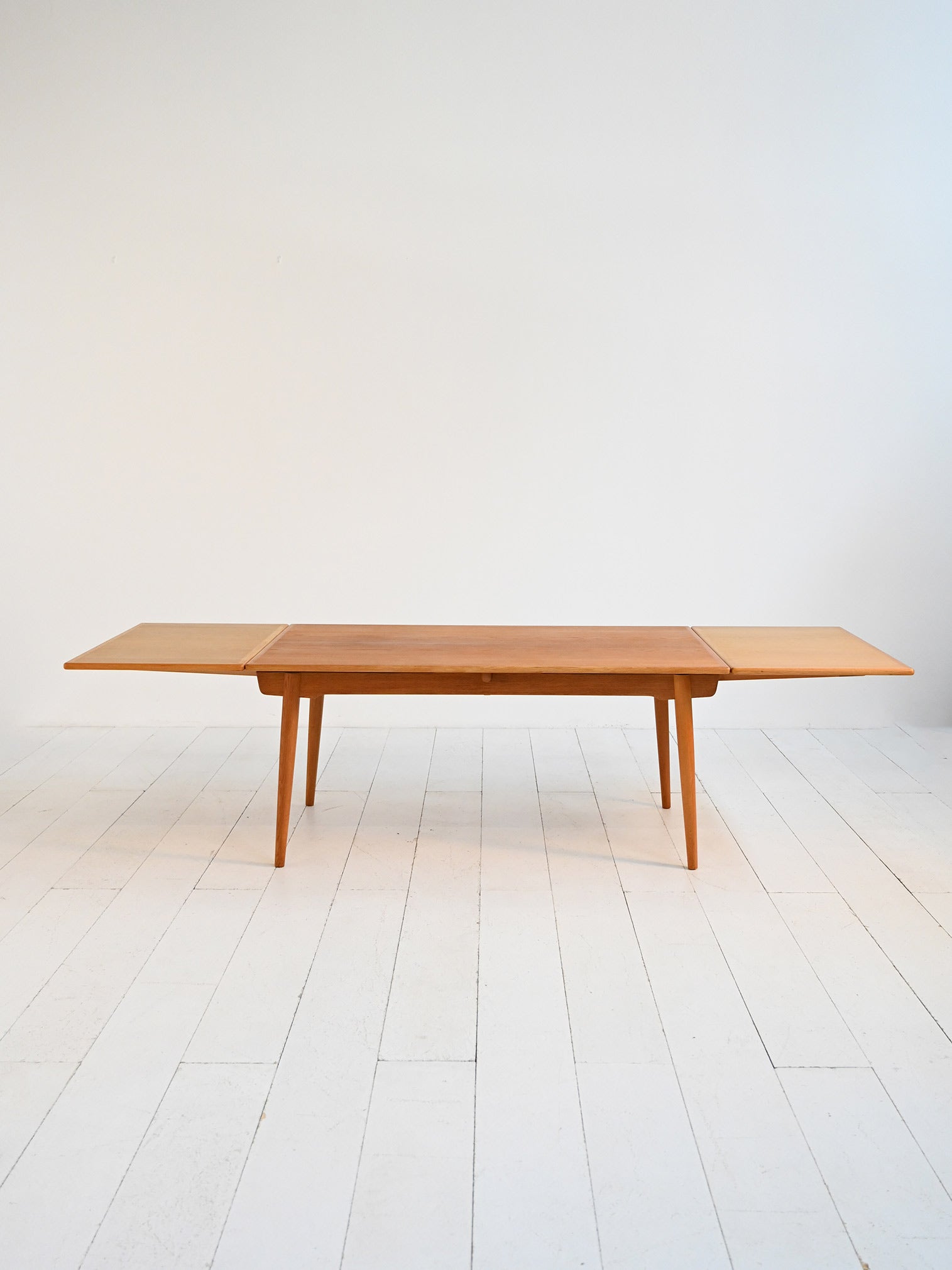 Tavolo allungabile modello “AT 312” di Hans J. Wegner 6