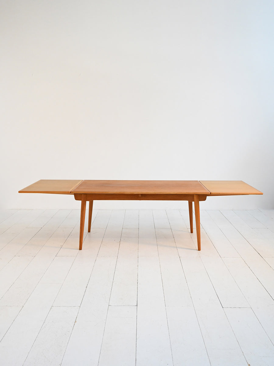 Tavolo allungabile modello “AT 312” di Hans J. Wegner