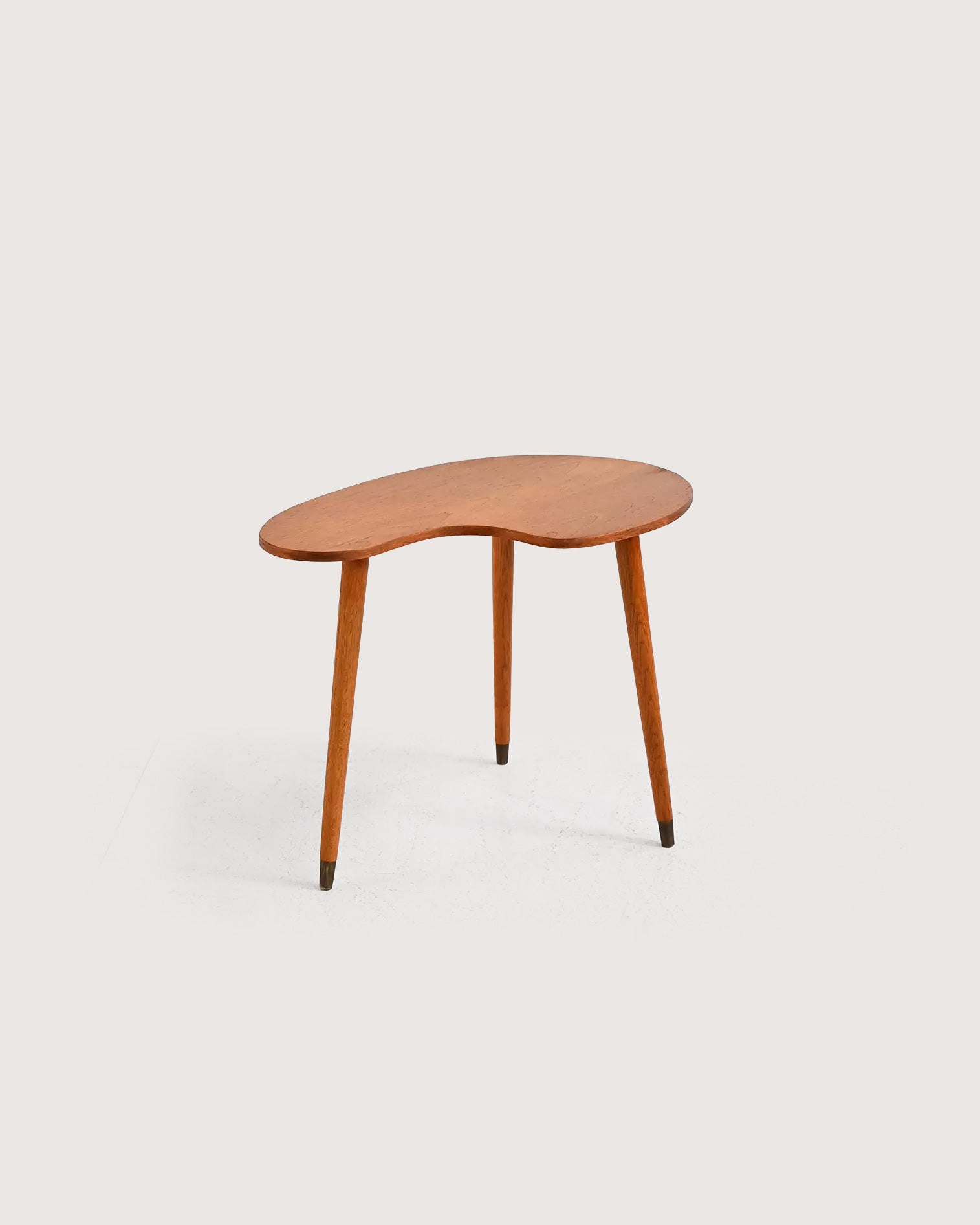 Tavolino con top dalla forma organica in teak e ottone, anni ’50-’60