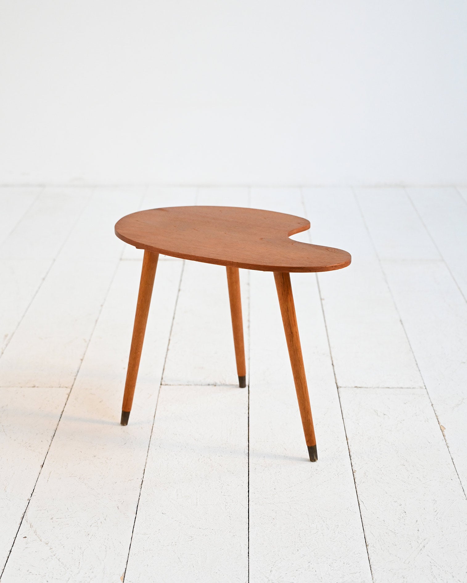 Tavolino con top dalla forma organica in teak e ottone, anni ’50-’60 1