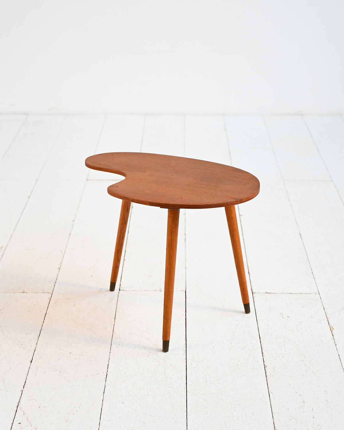 Tavolino con top dalla forma organica in teak e ottone, anni ’50-’60 2