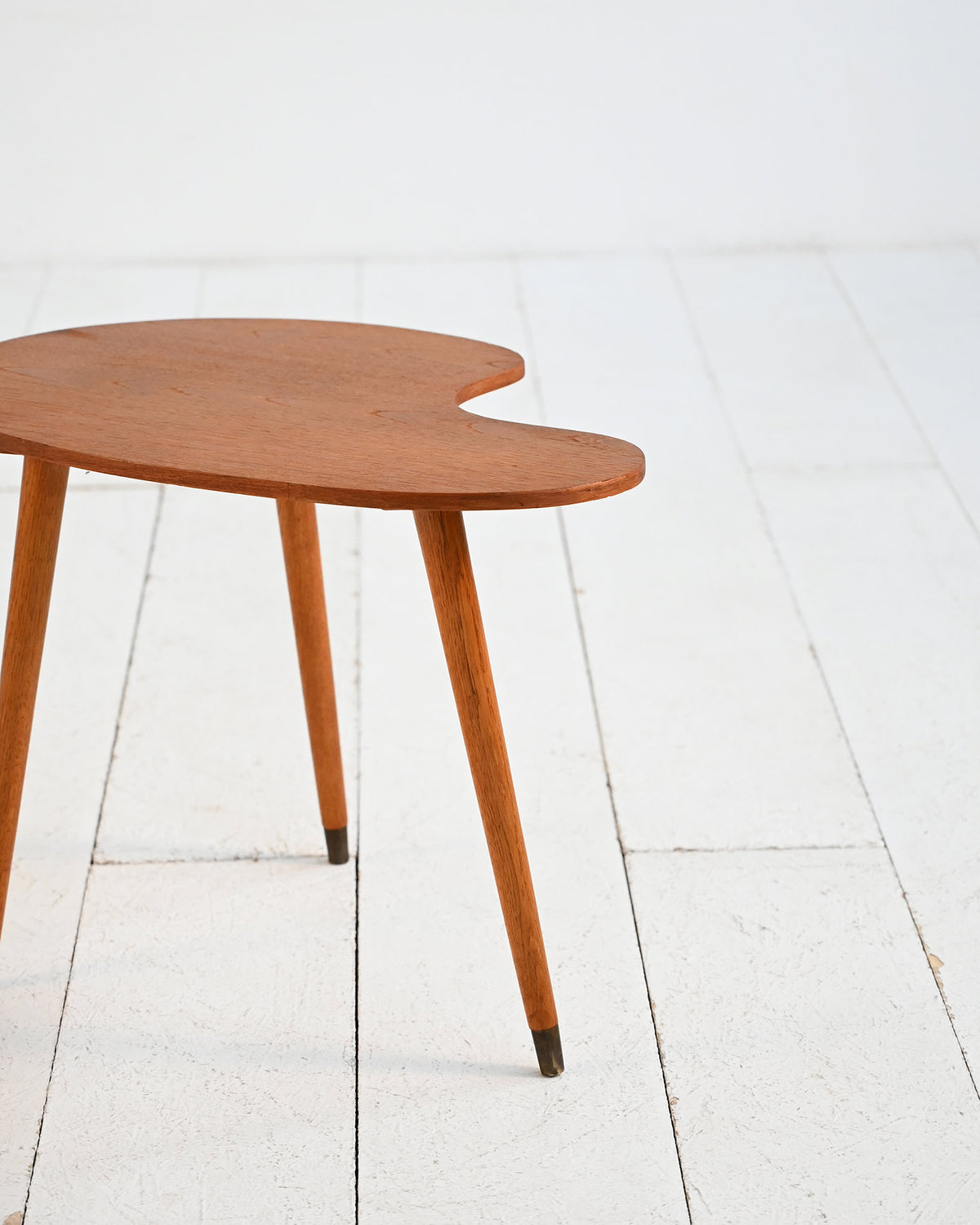 Tavolino con top dalla forma organica in teak e ottone, anni ’50-’60 3