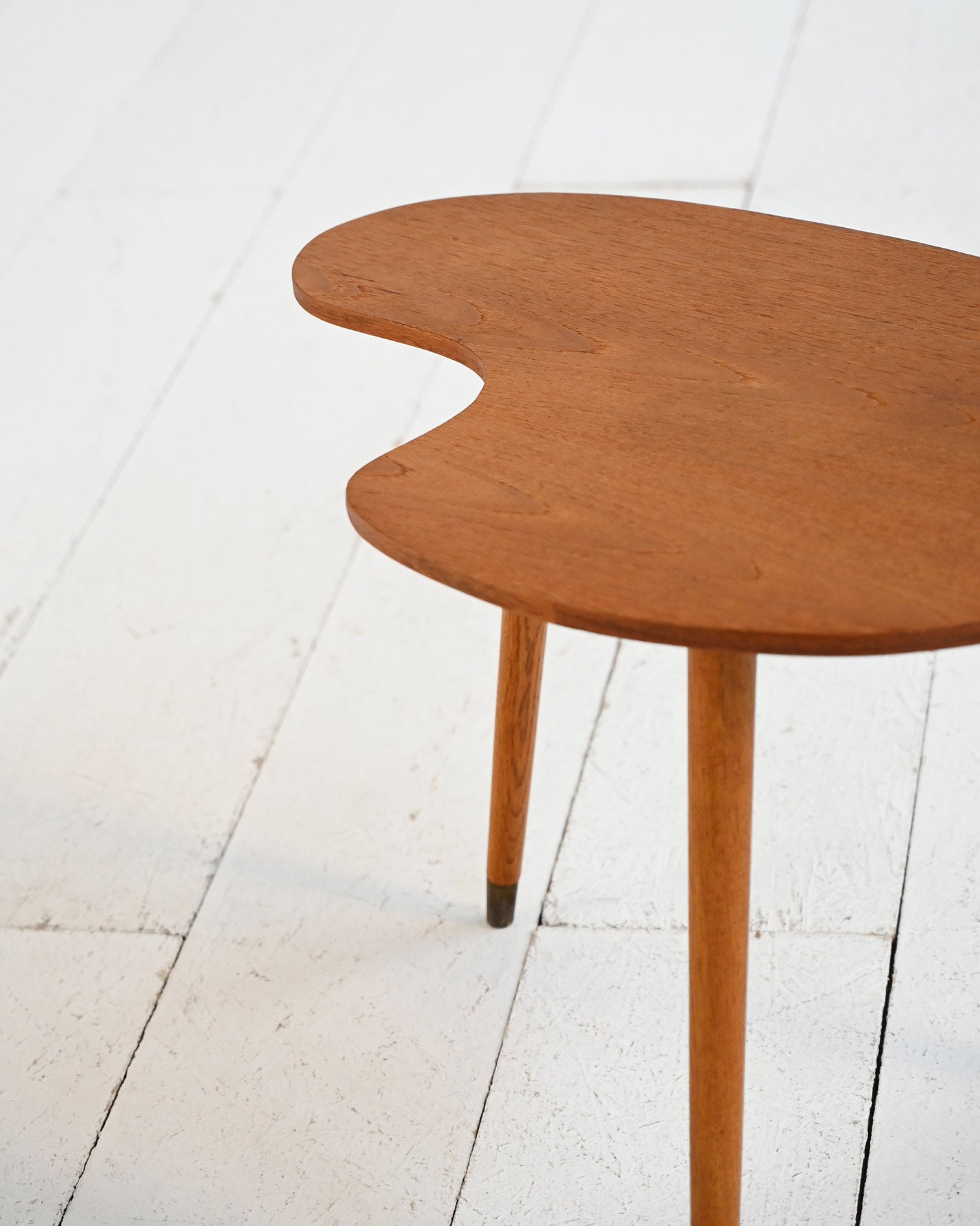 Tavolino con top dalla forma organica in teak e ottone, anni ’50-’60 4