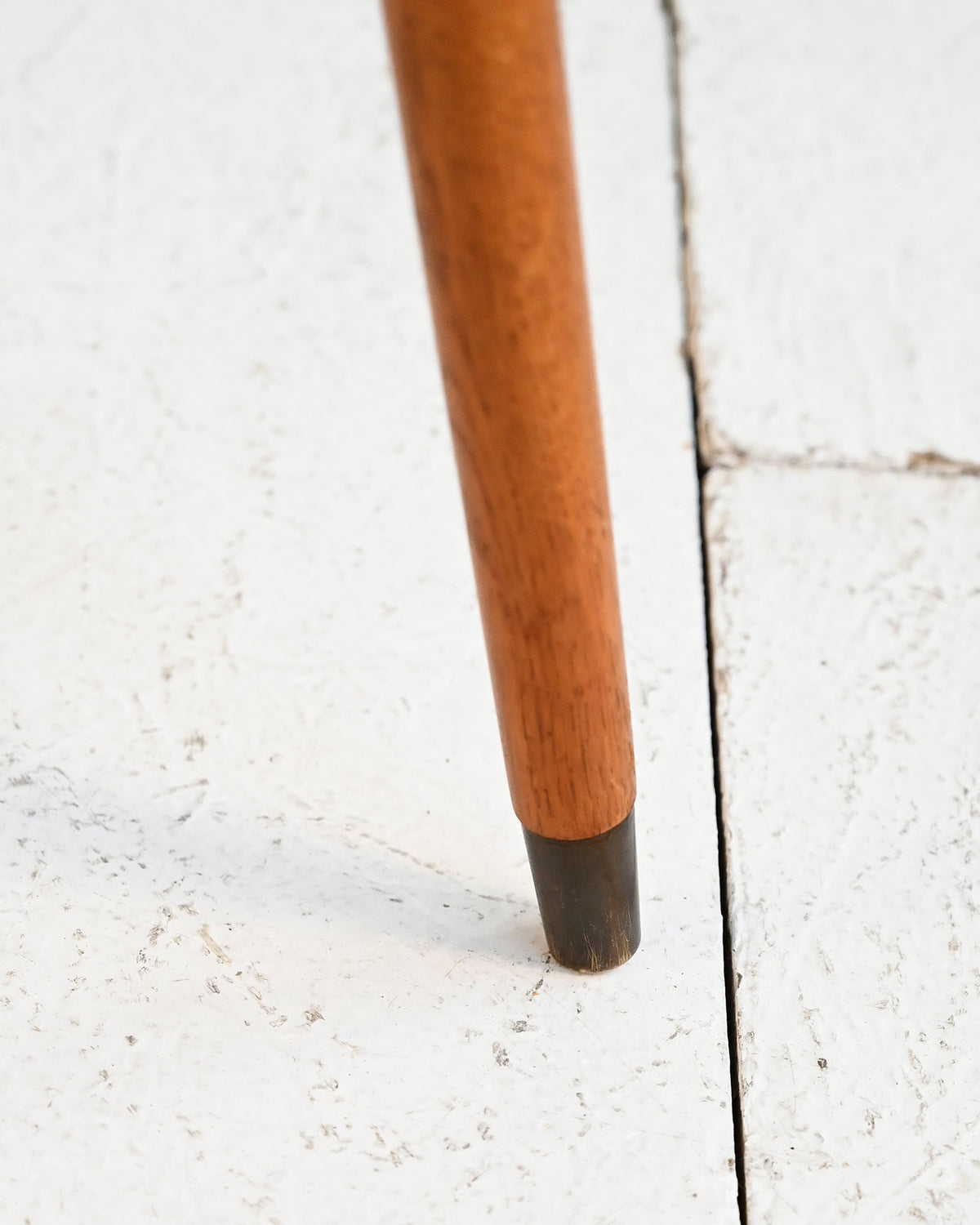 Tavolino con top dalla forma organica in teak e ottone, anni ’50-’60 6