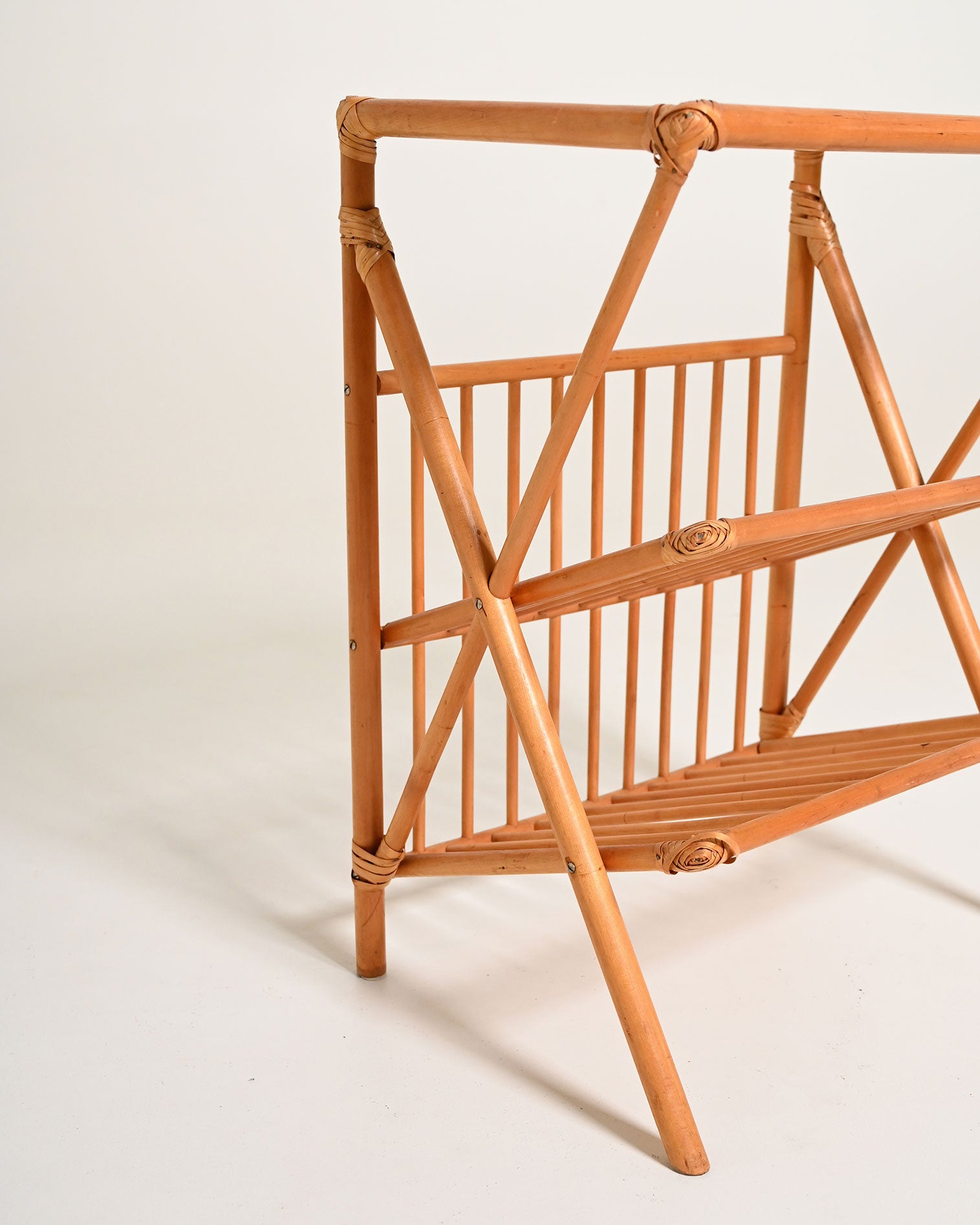 Mobiletto portariviste scandinavo vintage