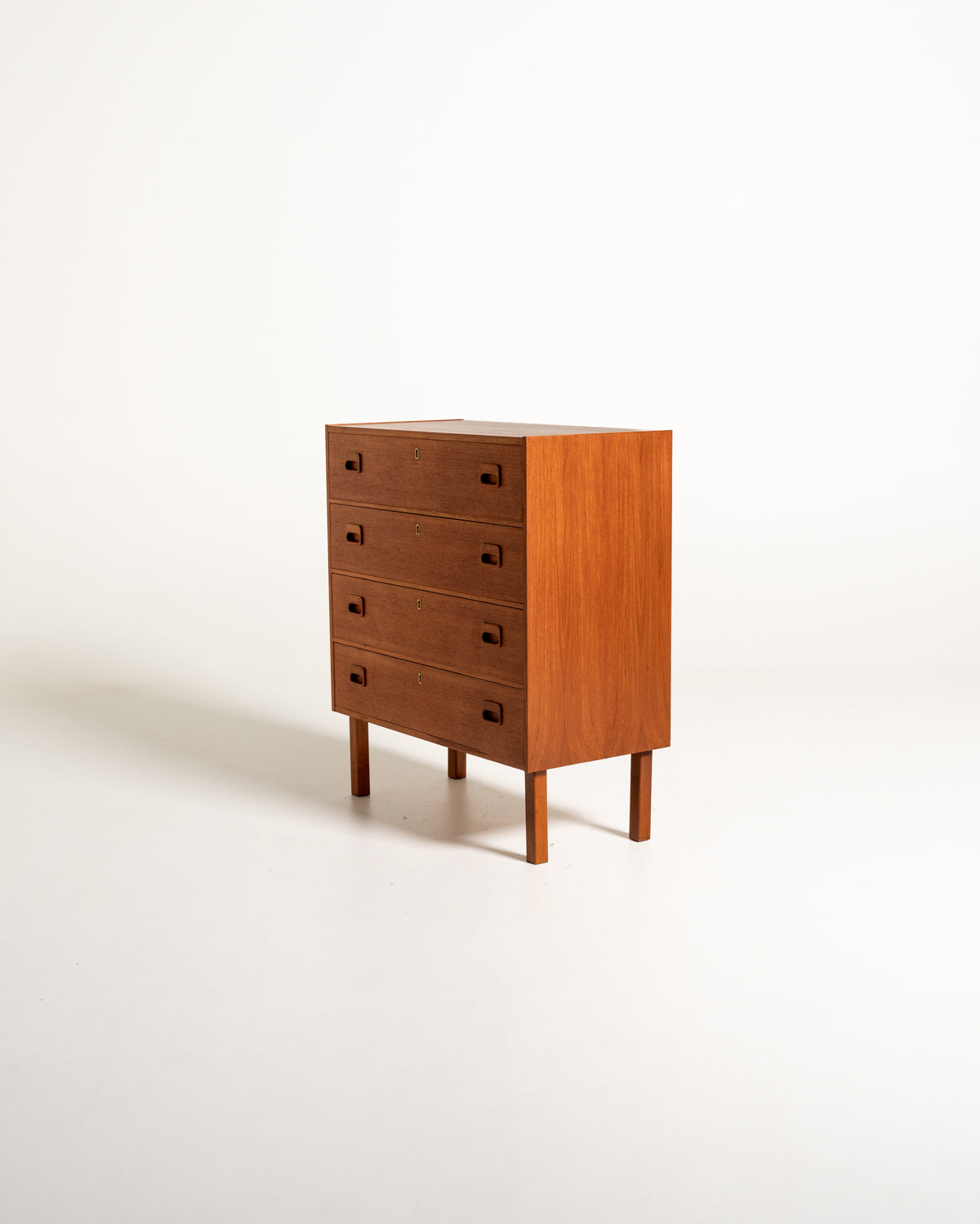 Cassettiera scandinava in teak dal profilo razionalista