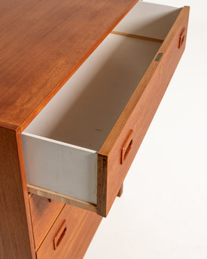 Cassettiera scandinava in teak dal profilo razionalista