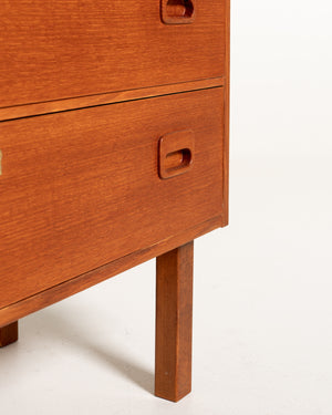 Cassettiera scandinava in teak dal profilo razionalista