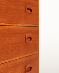 Cassettiera scandinava in teak dal profilo razionalista