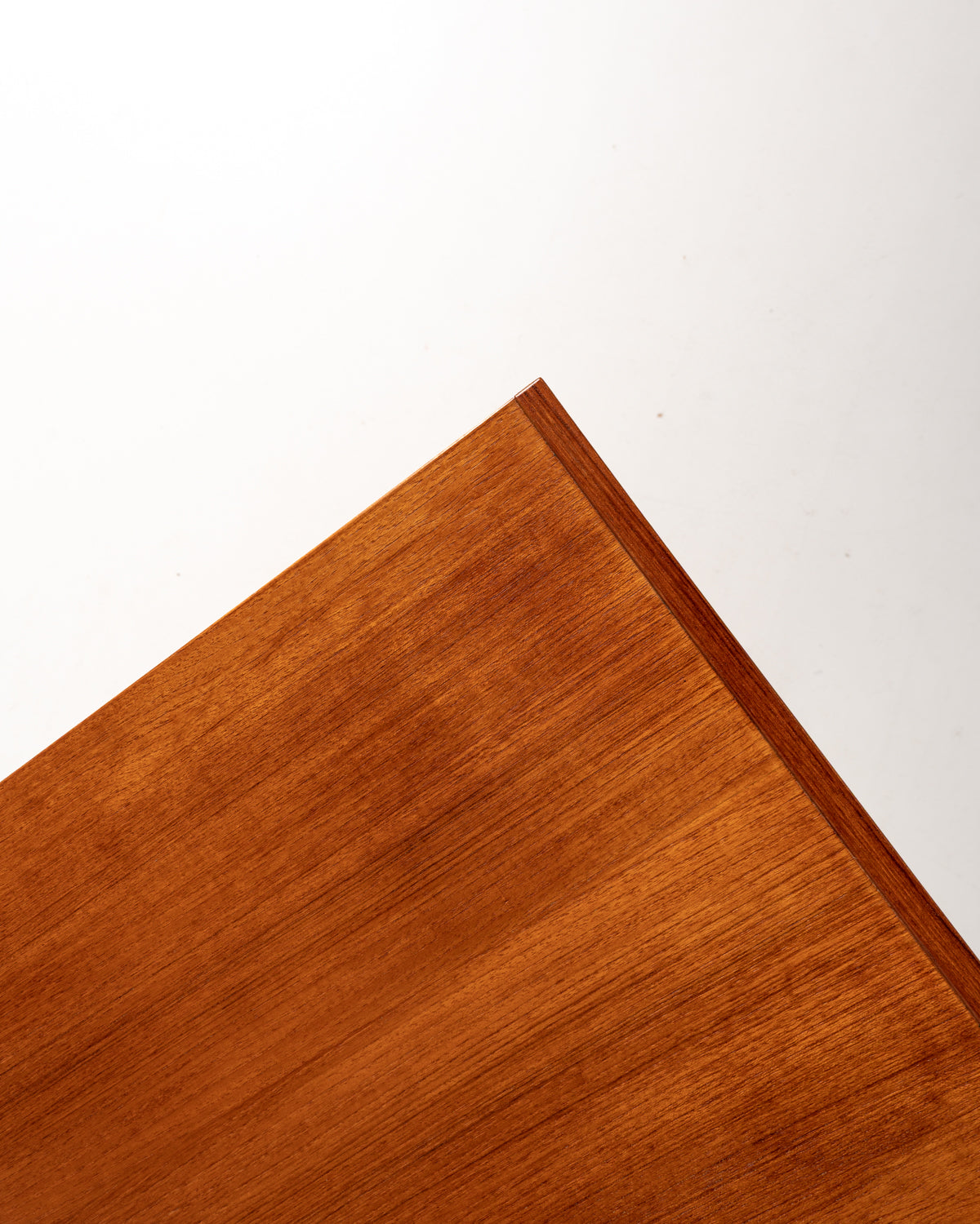 Cassettiera scandinava in teak dal profilo razionalista