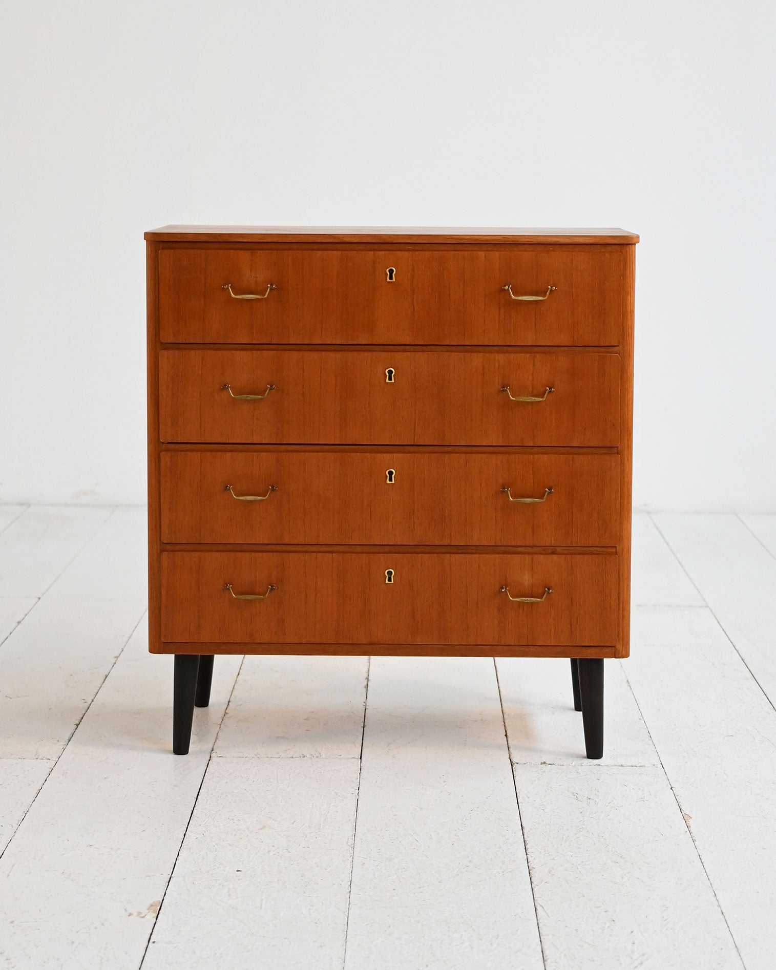 Cassettiera vintage scandinava con gambe nere, anni ’60
