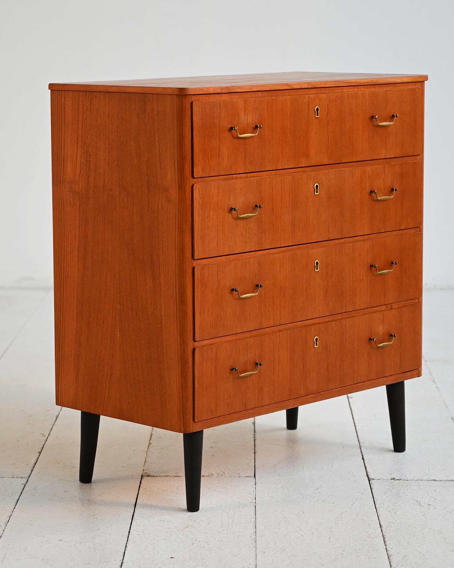 Cassettiera vintage scandinava con gambe nere, anni ’60 3