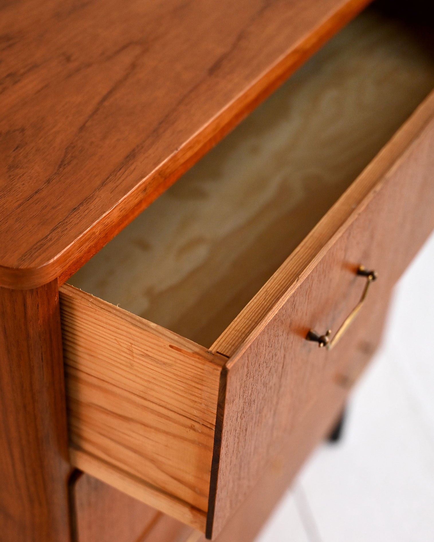 Cassettiera vintage scandinava con gambe nere, anni ’60 6