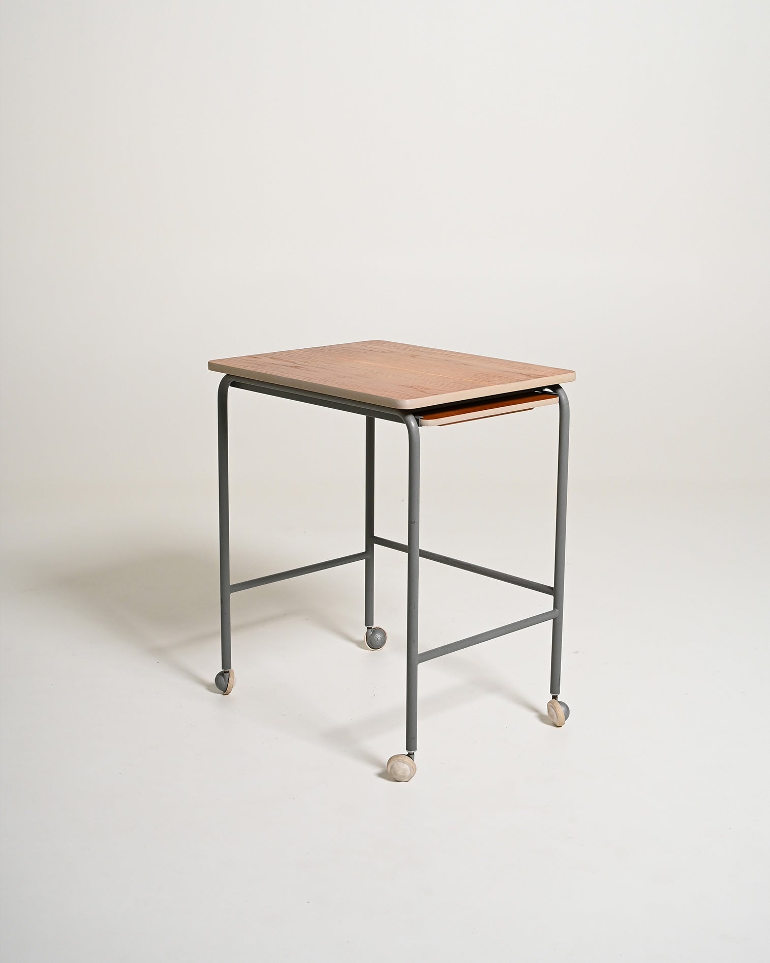 Tavolino vintage svedese con piano estraibile